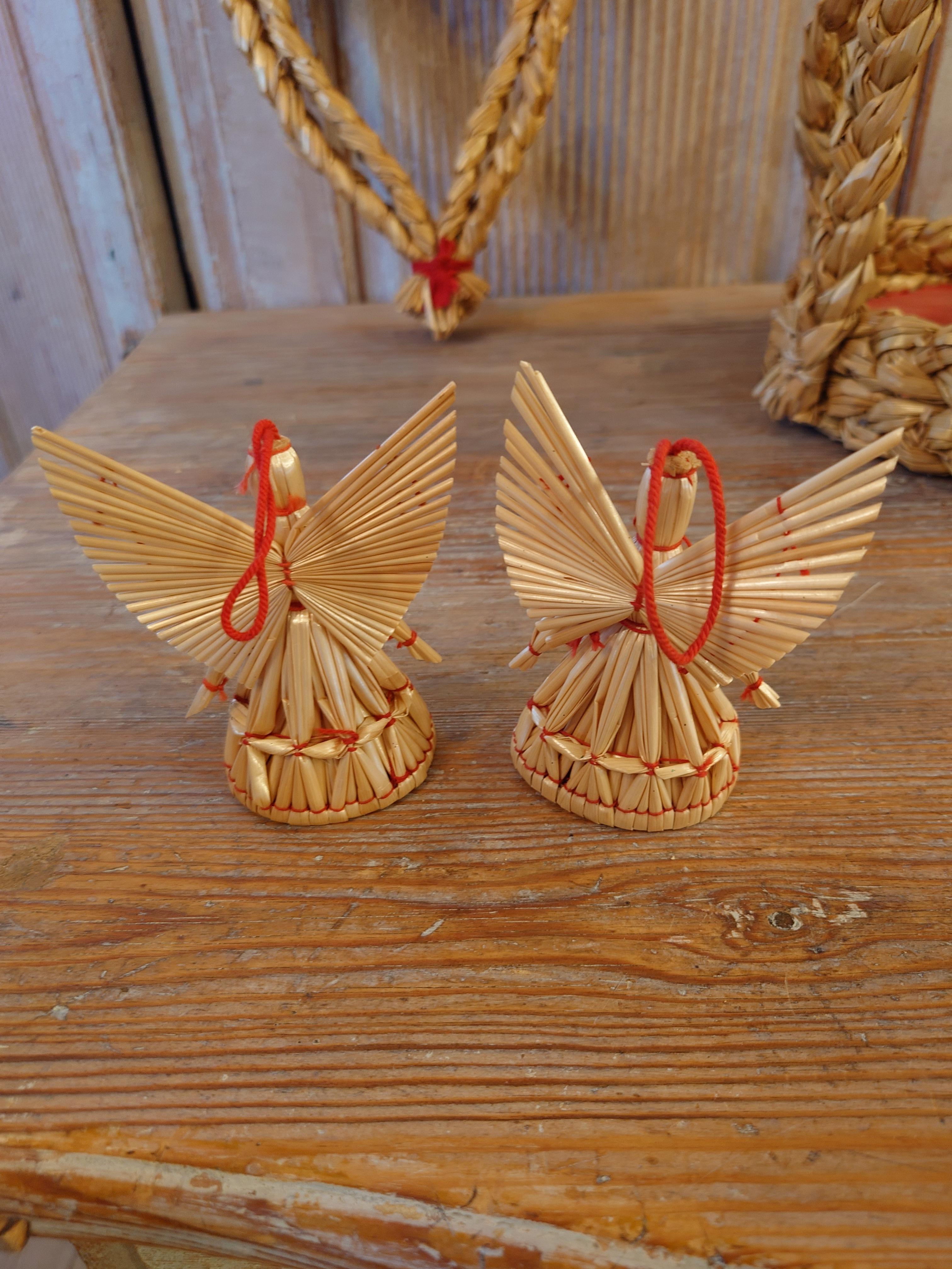 Una colección de  13 Adornos de Navidad vintage suecos de paja de arte popular único en venta 1