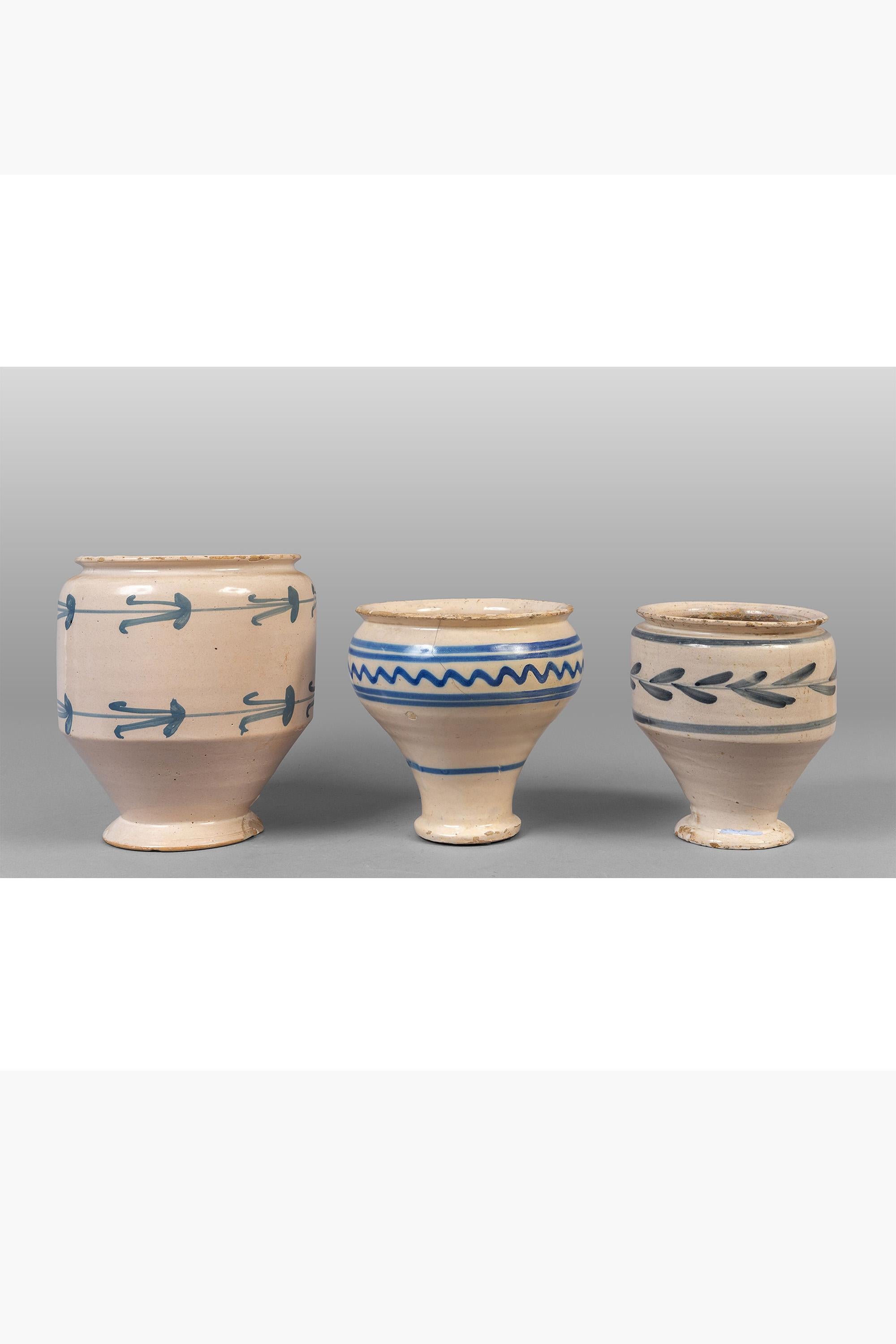 A collection of 19th Century Faience vases or 'Albarelli' from Puglia In Fair Condition For Sale In London, GB