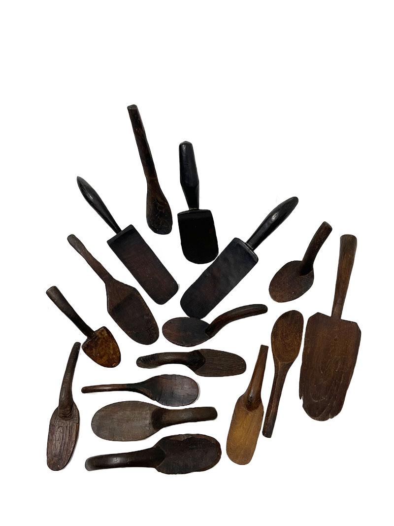 A collection of 19th century wooden spoons.

16 Pieces wooden rice spoons in different sizes and shapes. A beautiful collection of Asian 19th Century spoons. The spoons are objects of use and have signs of wear. The largest spoon measures 38 cm