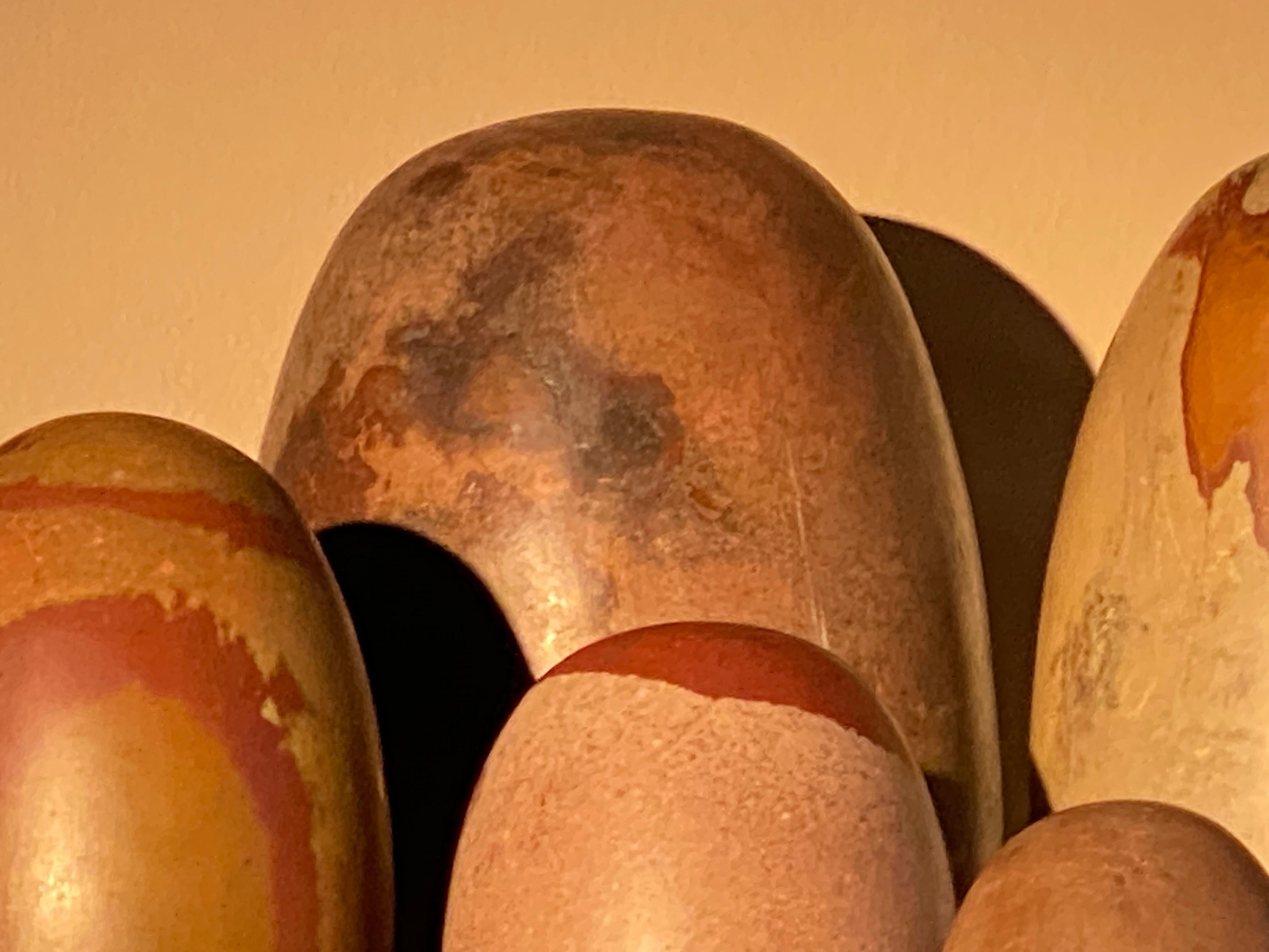 Une collection de 6 objets de lingam en pierre en vente 4