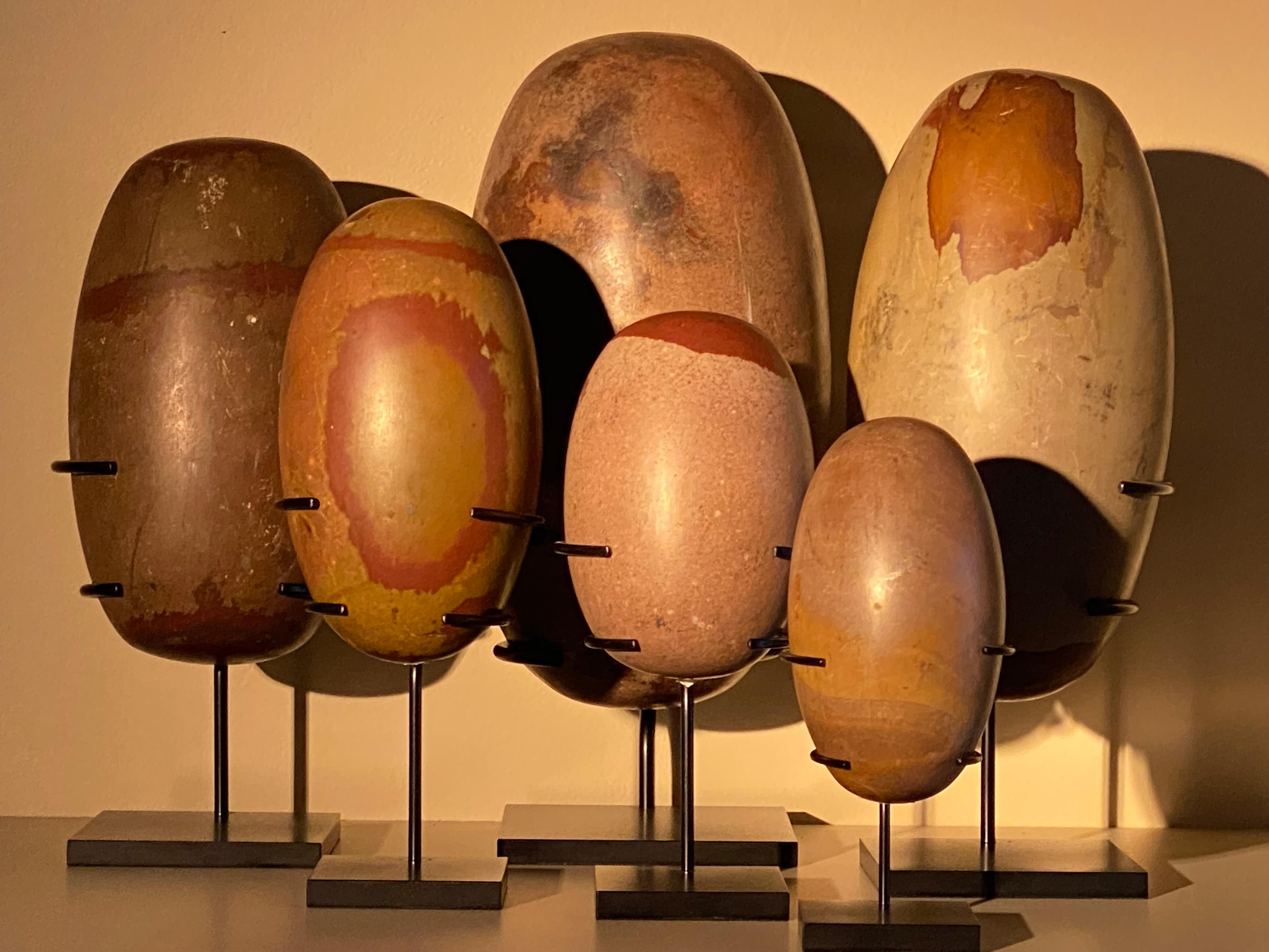 Eine Sammlung von 6 Lingam-Objekten aus Stein im Angebot 5
