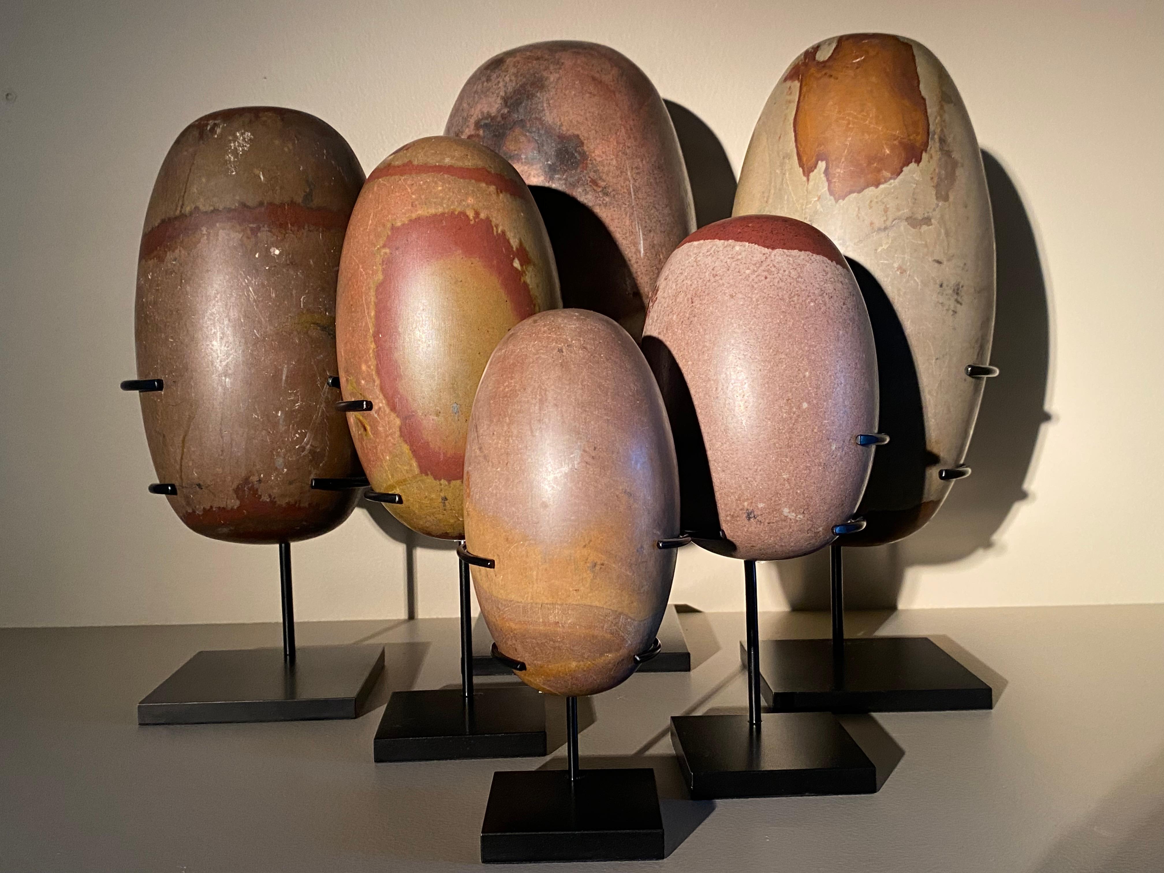 Eine Sammlung von 6 Lingam-Objekten aus Stein im Angebot 7