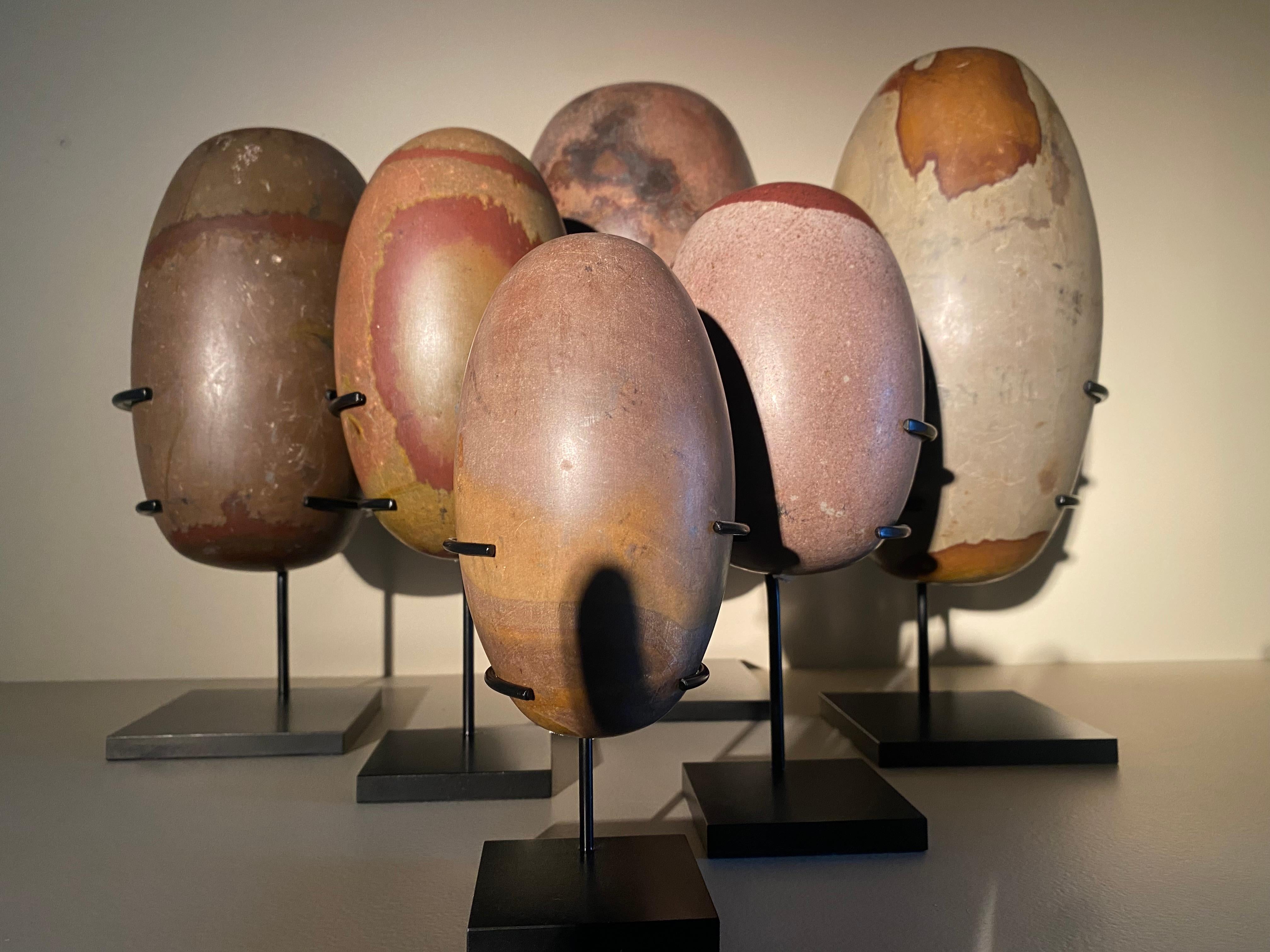Eine Sammlung von 6 Lingam-Objekten aus Stein im Angebot 8
