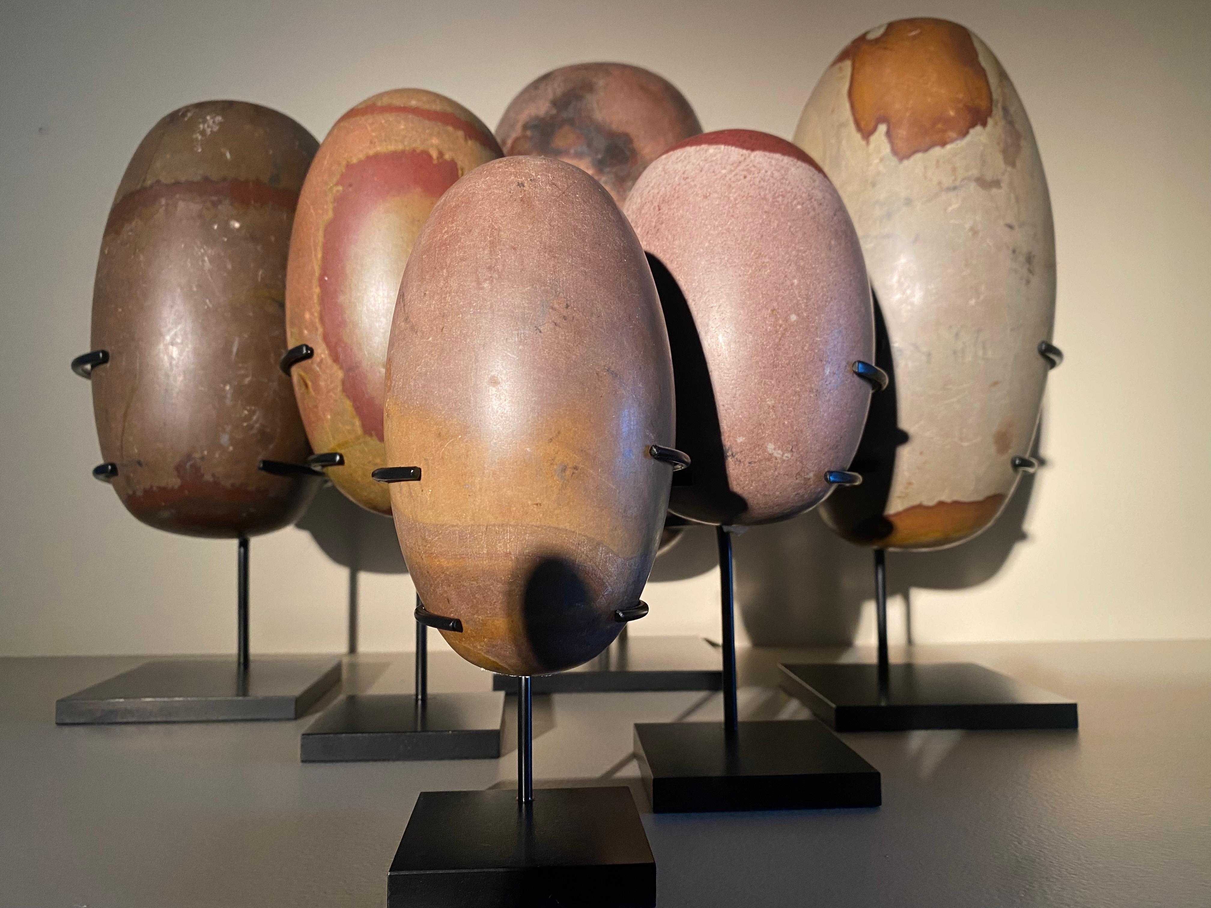 Eine Sammlung von 6 Lingam-Objekten aus Stein im Angebot 9