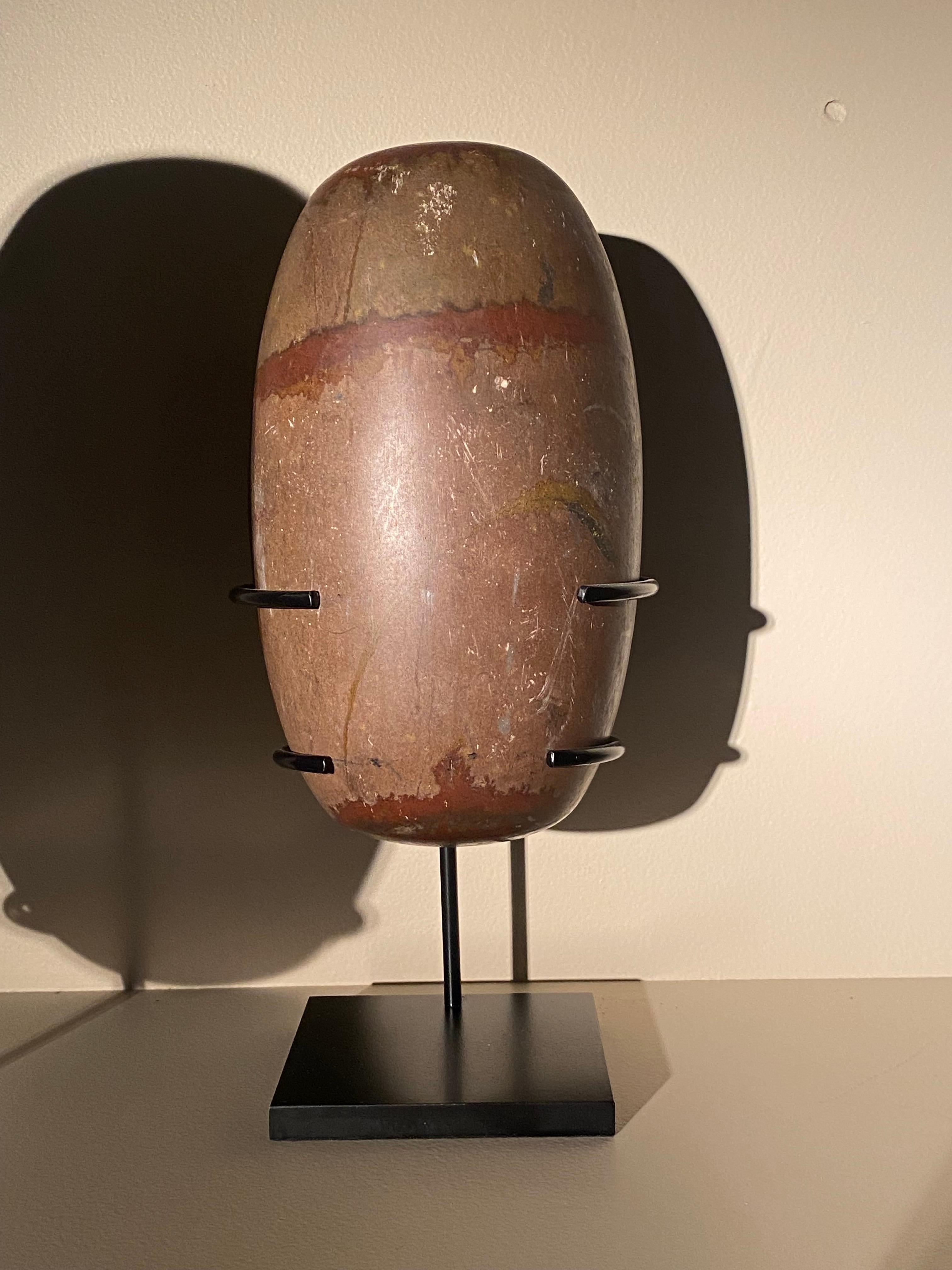 Début du 20ème siècle Une collection de 6 objets de lingam en pierre en vente