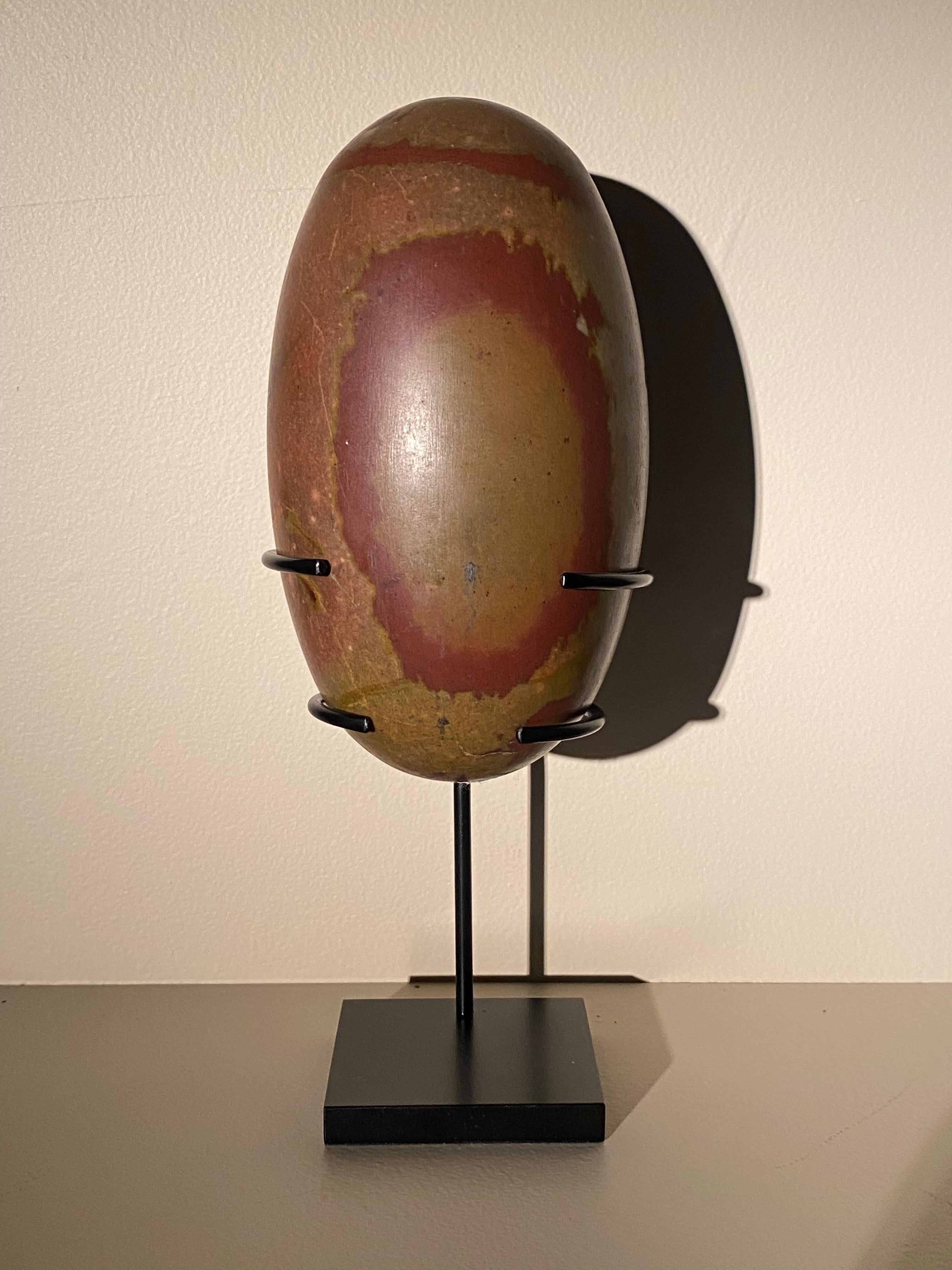 Pierre artificielle Une collection de 6 objets de lingam en pierre en vente