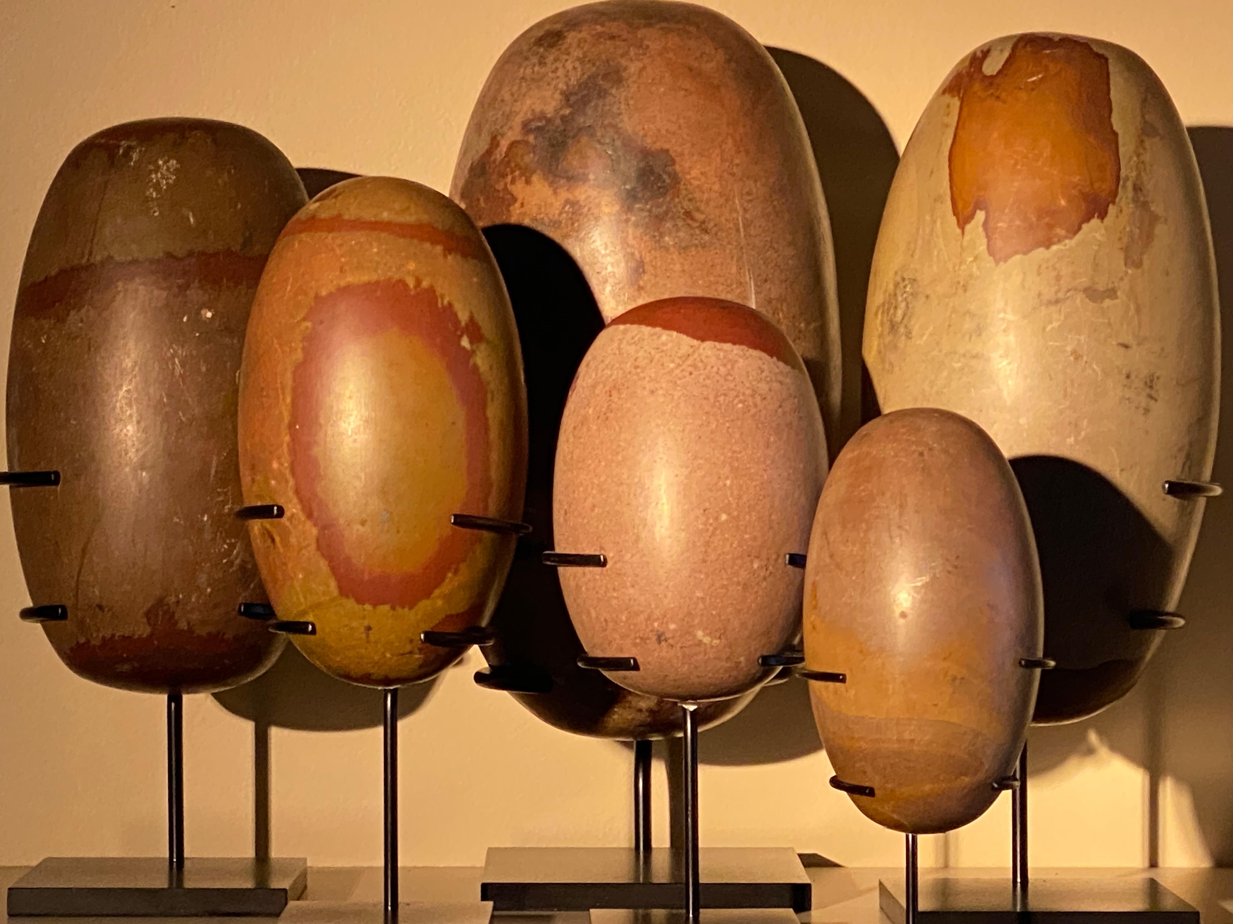 Eine Sammlung von 6 Lingam-Objekten aus Stein im Angebot 3