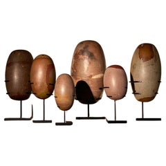 Une collection de 6 objets de lingam en pierre