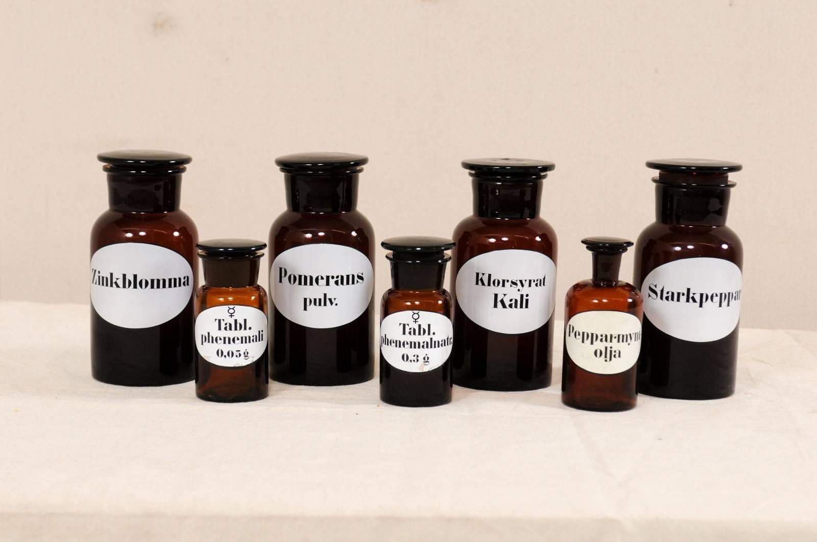 Collectional de sept pots d'apothicaire suédois du début du 20e siècle. Ces jarres anciennes provenant de Suède étaient autrefois utilisées pour contenir les produits et les produits chimiques d'un apothicaire (ou d'un pharmacien). Ce magnifique