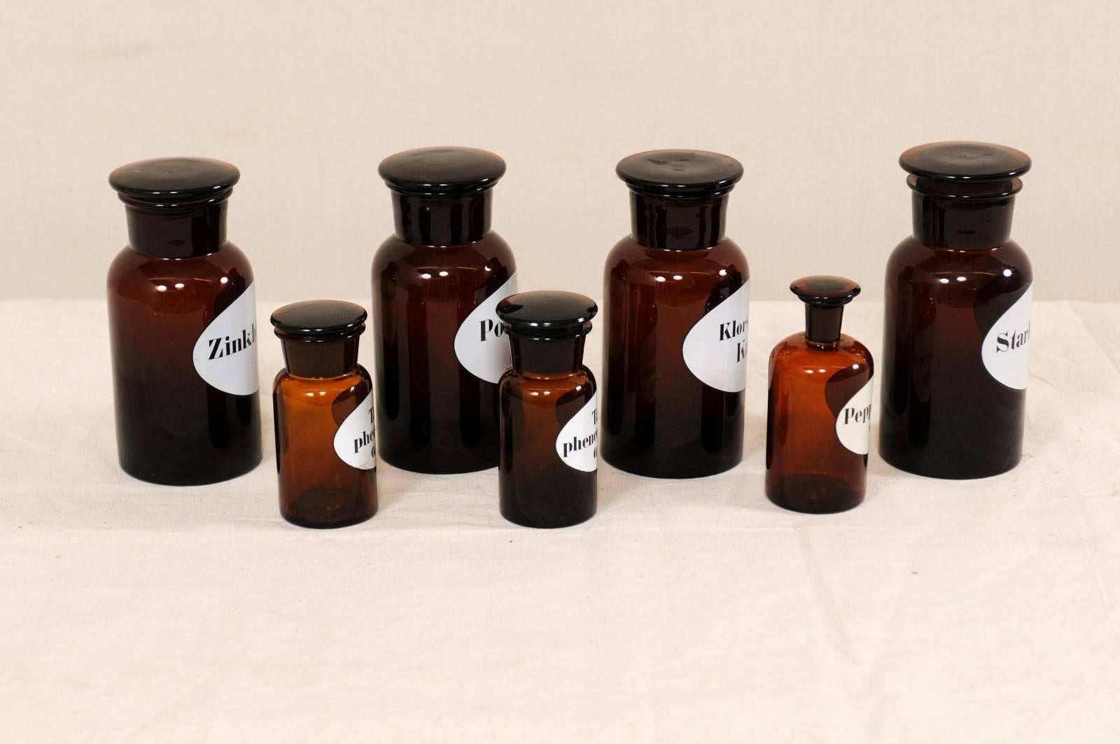 Kollektion von sieben antiken schwedischen Apothekergefäßen aus dem frühen 20. Jahrhundert (Glas) im Angebot