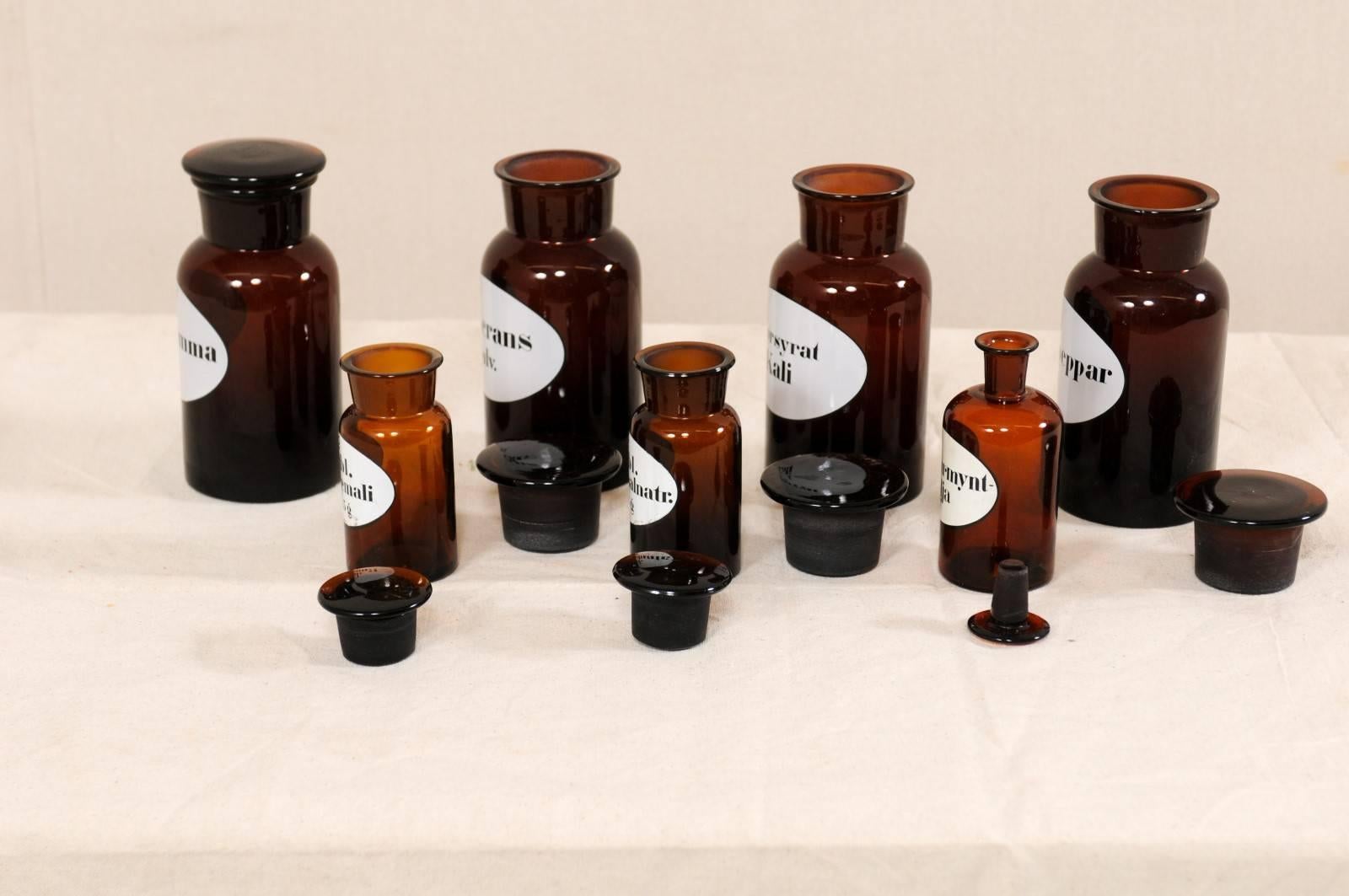 The Collective of Seven Antique Swedish Apothecary Jars from the Early 20th Century (Collection de sept anciens pots d'apothicaire suédois du début du 20e siècle) 1