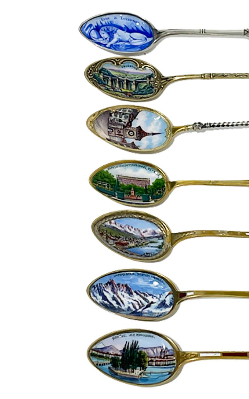 Dorato Collezione di 7 cucchiai d'argento e smalto provenienti da vari luoghi d'Europa in vendita