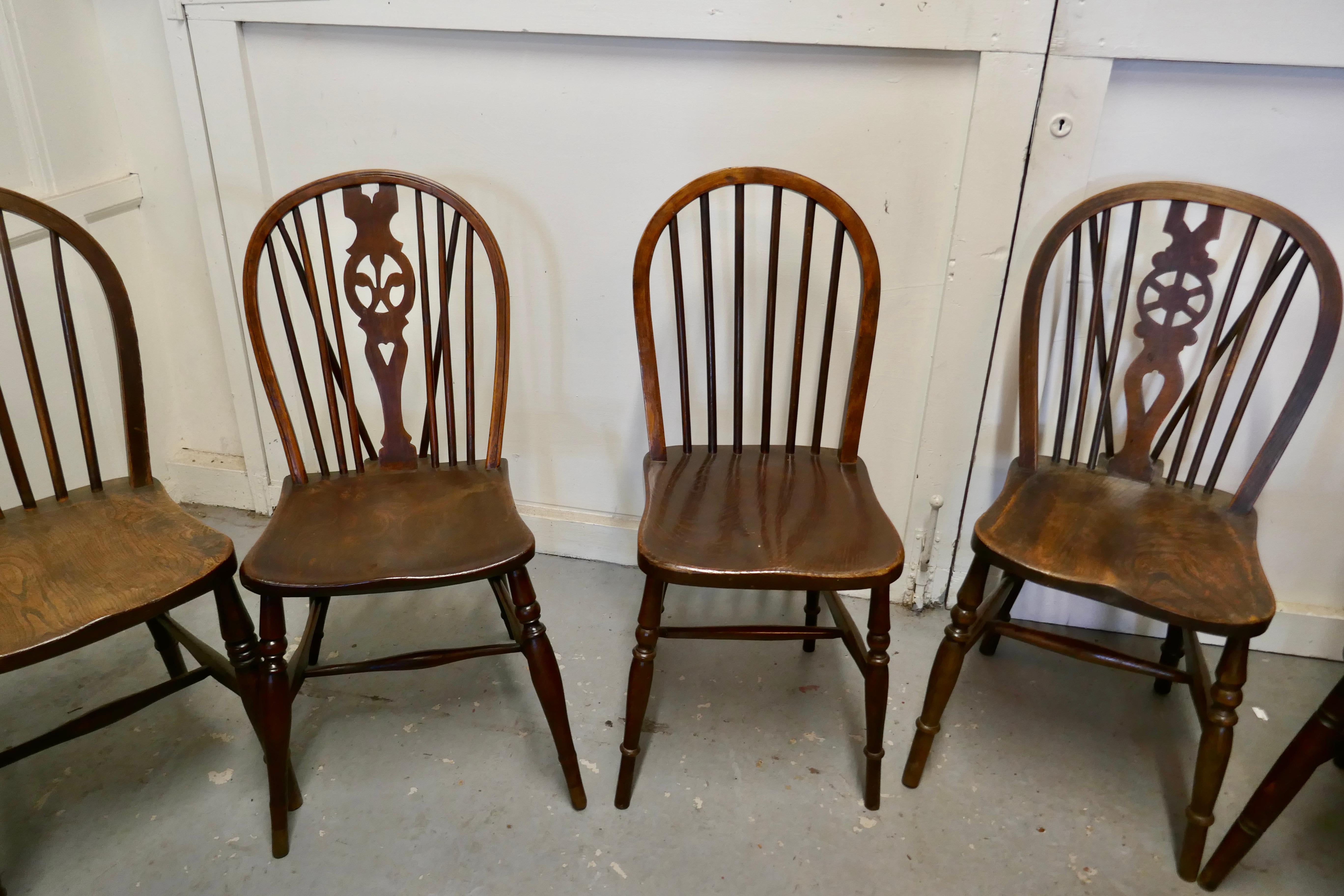 A Collection of 8 Beech and Elm Country Windsor Chairs In Good Condition In Chillerton, Isle of Wight