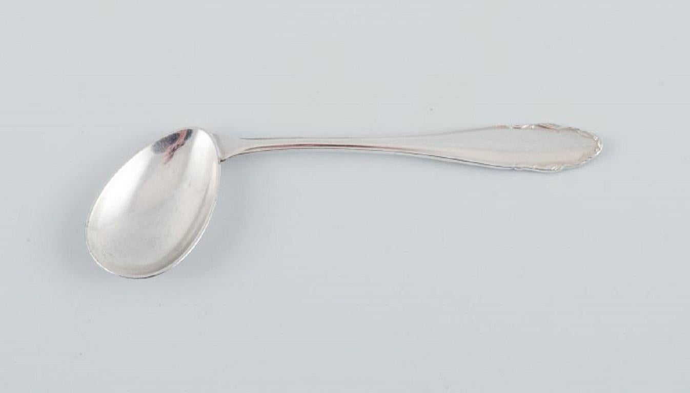 A collection of 9 pieces of various plated silver.  In Good Condition For Sale In Copenhagen, DK