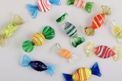 Eine Kollektion von elf Stücken. Murano-Kunstglas, farbenfrohe, gestreifte Bonbons.