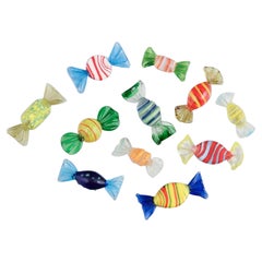 Une collection de onze pièces. Verre d'art de Murano, bonbons colorés et rayés.