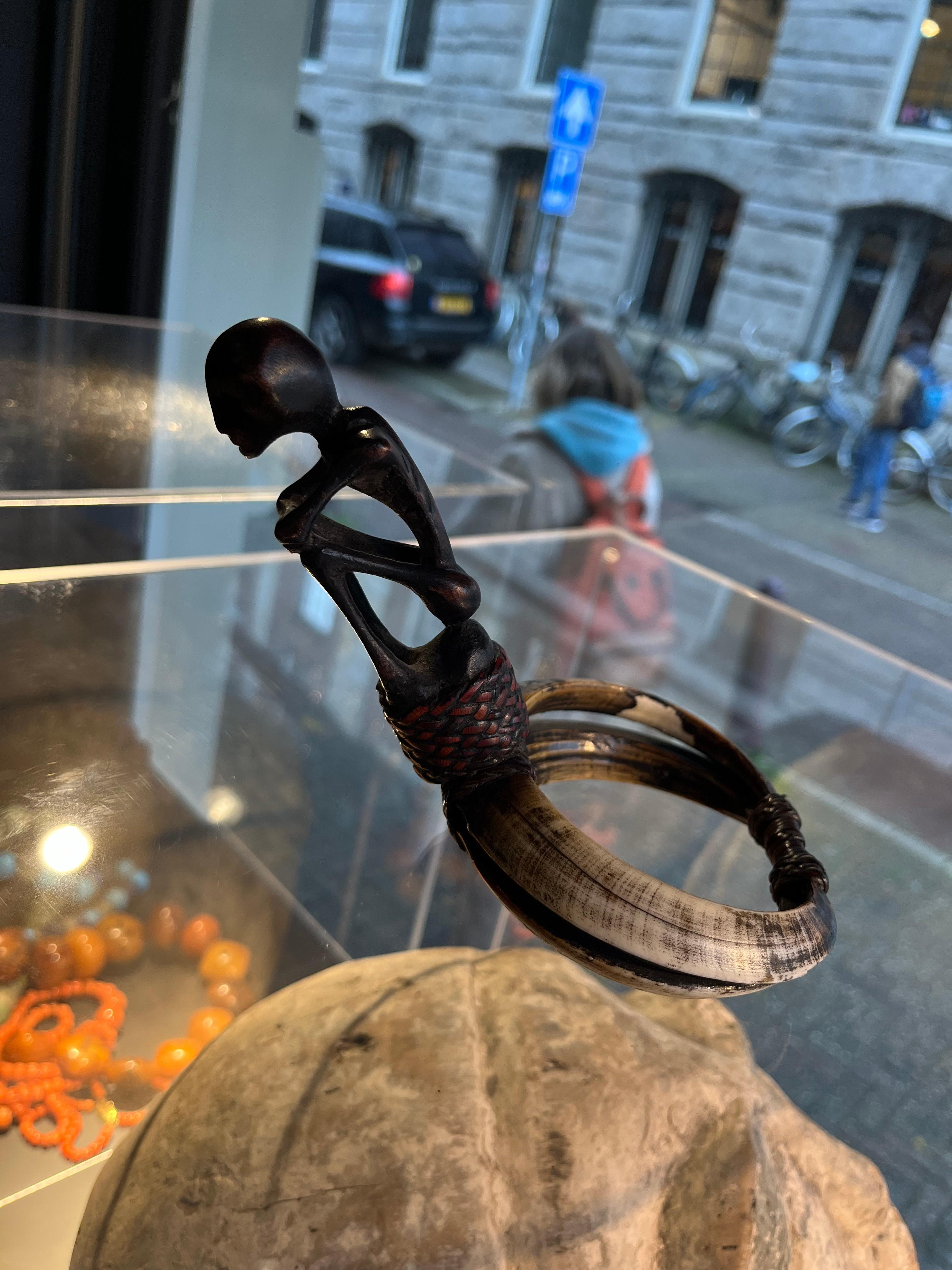 Una colección de cuatro brazaletes de guerrero Ifugao en Bueno estado para la venta en Amsterdam, NL