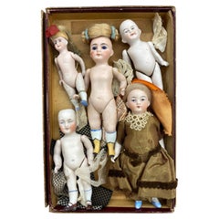 Una collezione di bambole tedesche in miniatura dipinte a mano in bisquit, cinque