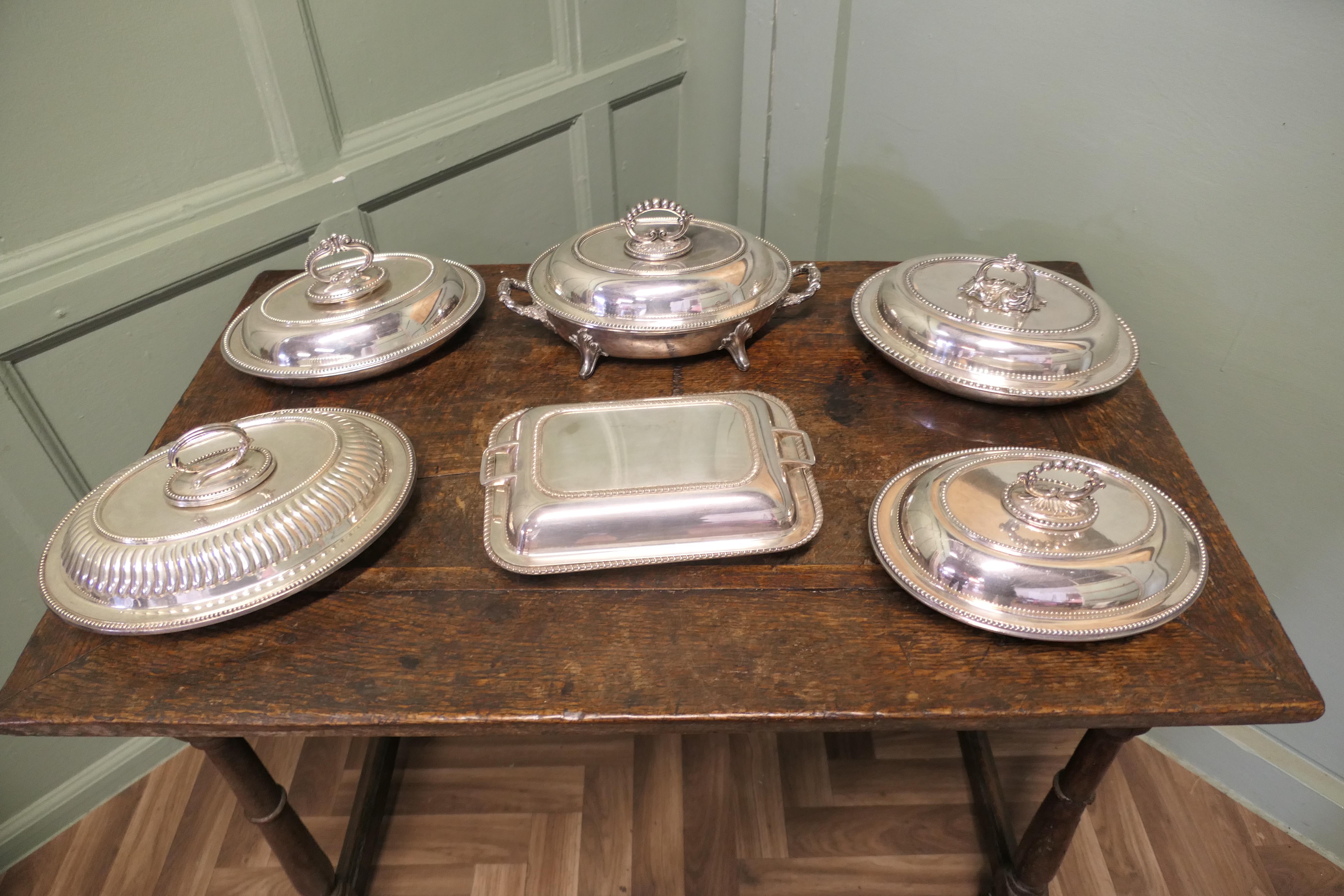 Colección de vajillas de plata de gran calidad
6 platos hondos plateados de buena calidad de principios del siglo XX con tapas, asas y uno con forro y escurridor, de varios fabricantes, todos en buen estado de uso
El óvalo sobre patas mide 15 cm de