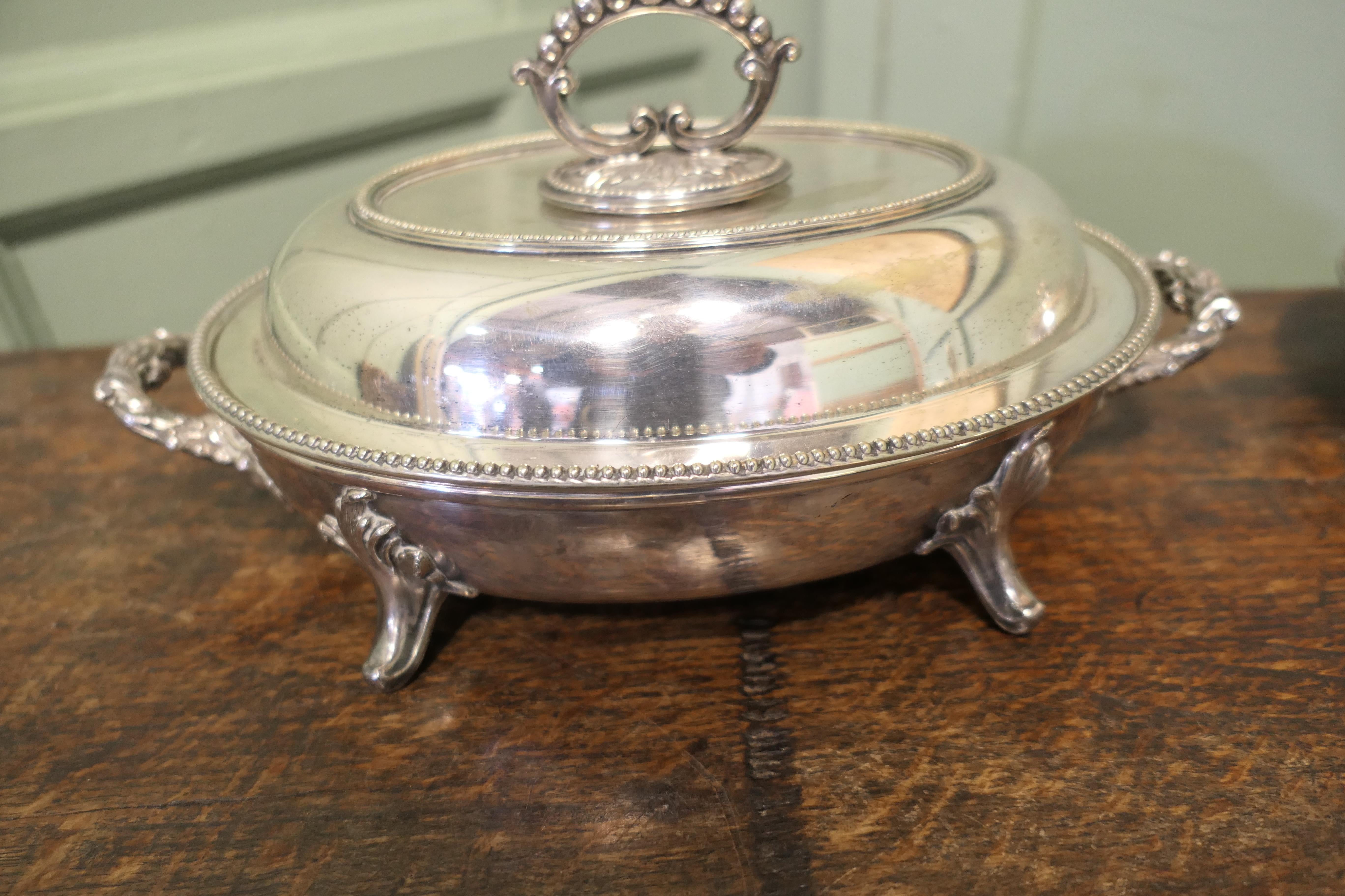Colección de vajillas de plata de gran calidad Eduardiano en venta