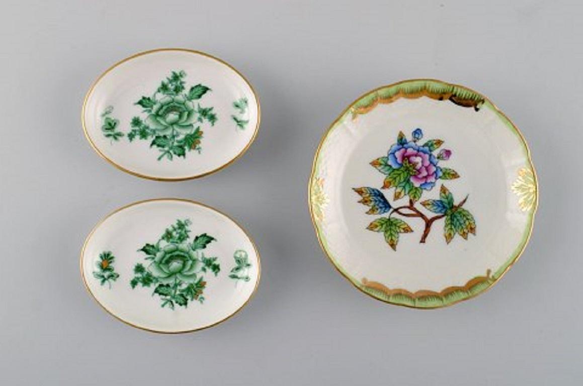 A collection of Herend porcelain, mid-20th century.
Consisting of three vases, jewelry box, cream cup and eight small dishes.
Largest vase measures: 14.4 x 8.5 cm.
Jewelry box measures: 11.5 x 8.5 x 5 cm.
In excellent condition.
Stamped.