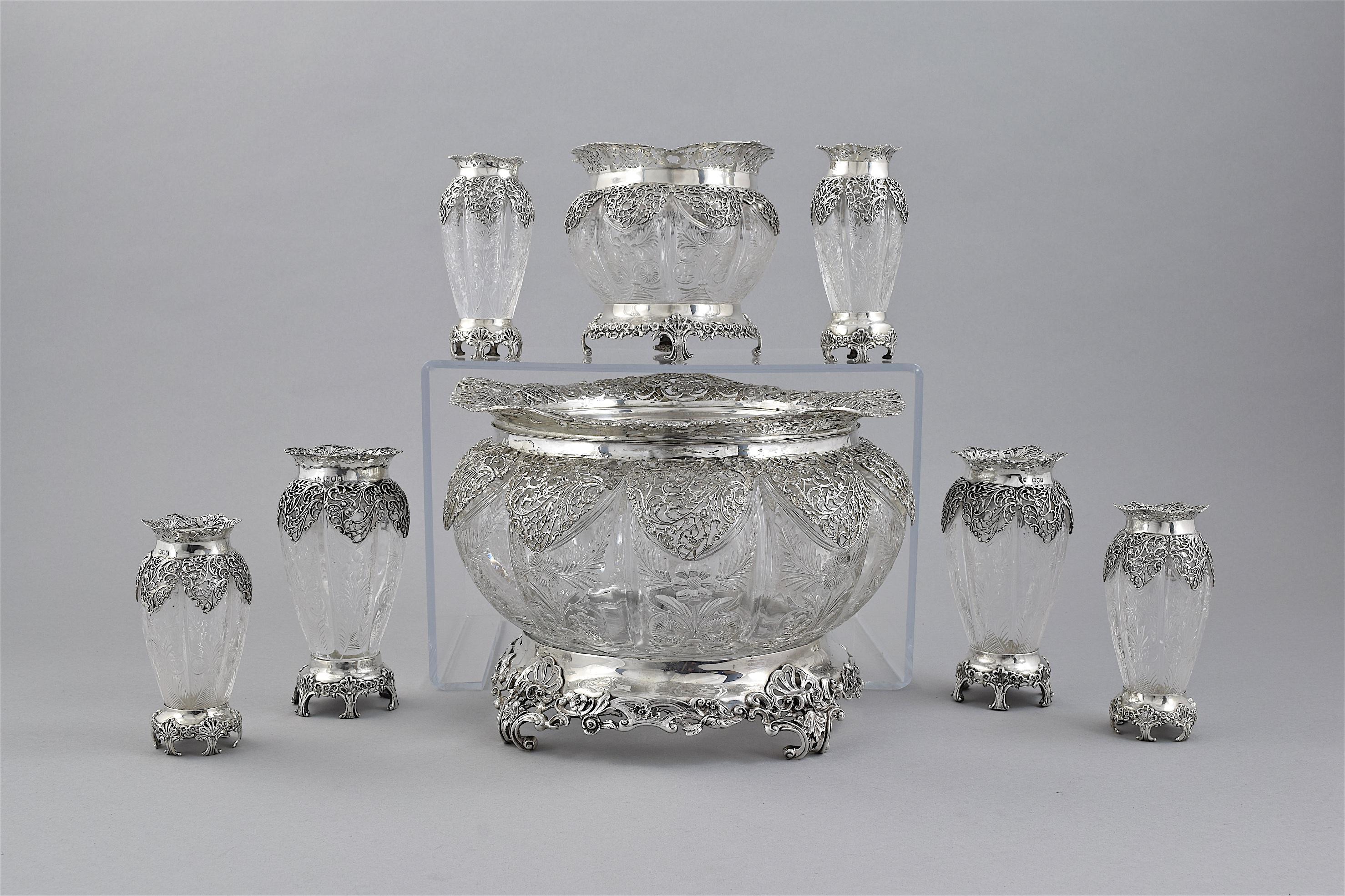 Sellos de William Comyns & Sons Londres 1899-1901

El cuenco grande 28 cm de ancho, 19 cm de alto
El cuenco pequeño 15 cm de ancho, 14 cm de alto.
Los jarrones tienen 15 cm y 13 cm de altura
