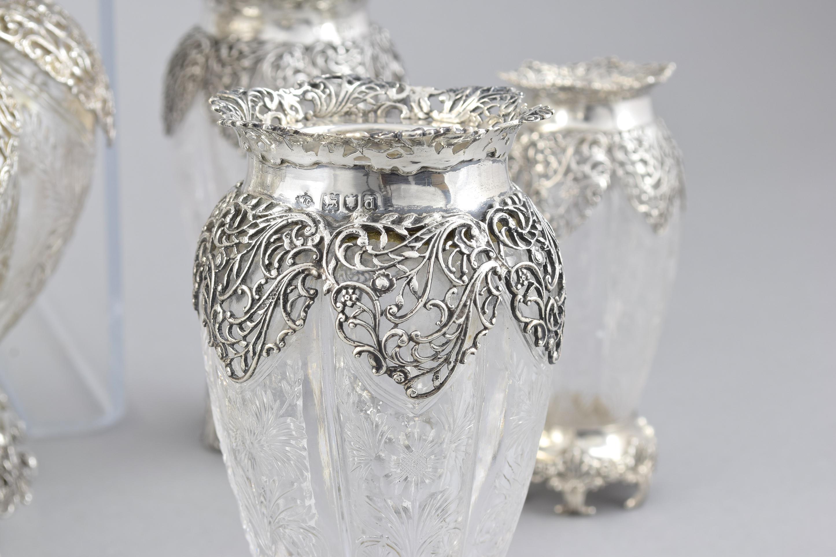 Colección de cuencos y jarrones de cristal tallado calcográfico montados en plata de la época victoriana tardía Fines del siglo XIX en venta