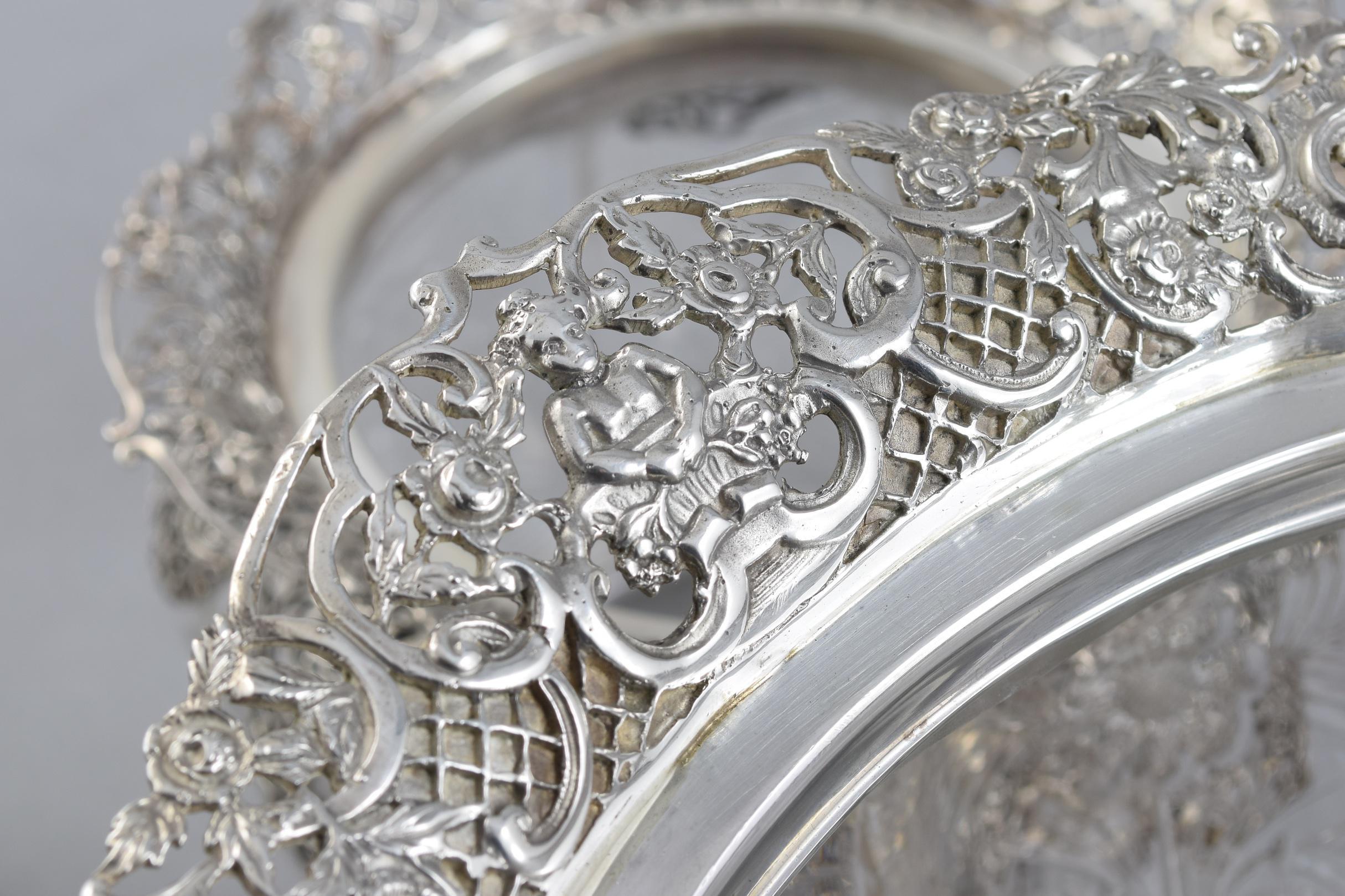 Colección de cuencos y jarrones de cristal tallado calcográfico montados en plata de la época victoriana tardía en venta 1