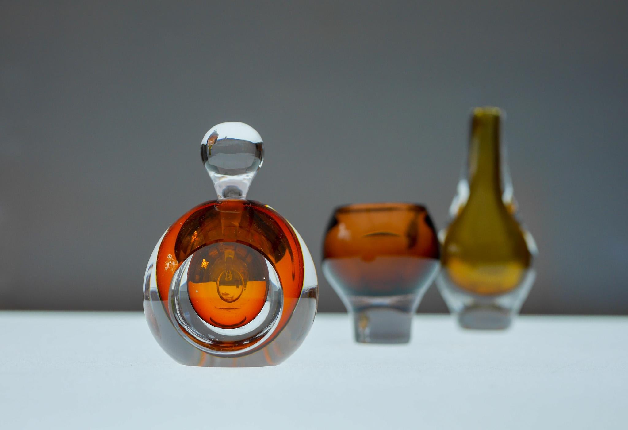 Collection of three miniature Amber Sommerso Glass Objects by Mona Morales-Schildt, Kosta, 1960s

Eine seltene und auffallende Sammlung von vier Sommerso-Kristallglasobjekten der berühmten schwedischen Designerin Mona Morales-Schildt, die als eine
