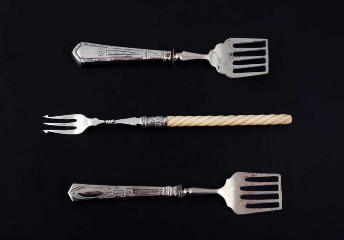A collection of old silver cutlery consisting of a fruit knife, a fish knife, two sardine forks and two long forks - One fork in twisted bone.
Late 19th century.
Marked. Some indistinct.
American and British silver marks.
In excellent condition with