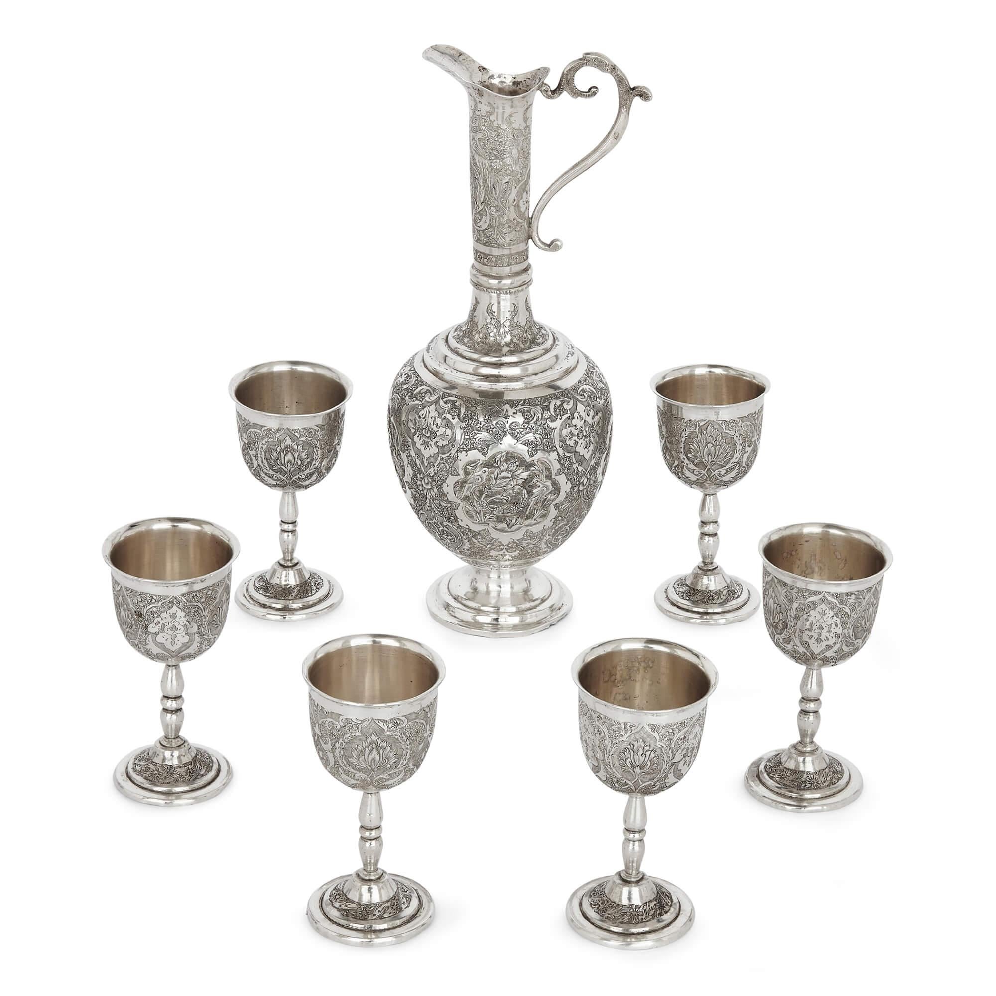 Eine Sammlung von persischem Silber- und Tafelgeschirr
Persisch, Anfang 20. Jahrhundert
Box: Höhe 3cm, Breite 16,5cm, Tiefe 9,5cm
Vasen: Höhe 41cm, Durchmesser 12cm

Diese exzellente Silbersammlung ist ein Beispiel für hervorragende persische