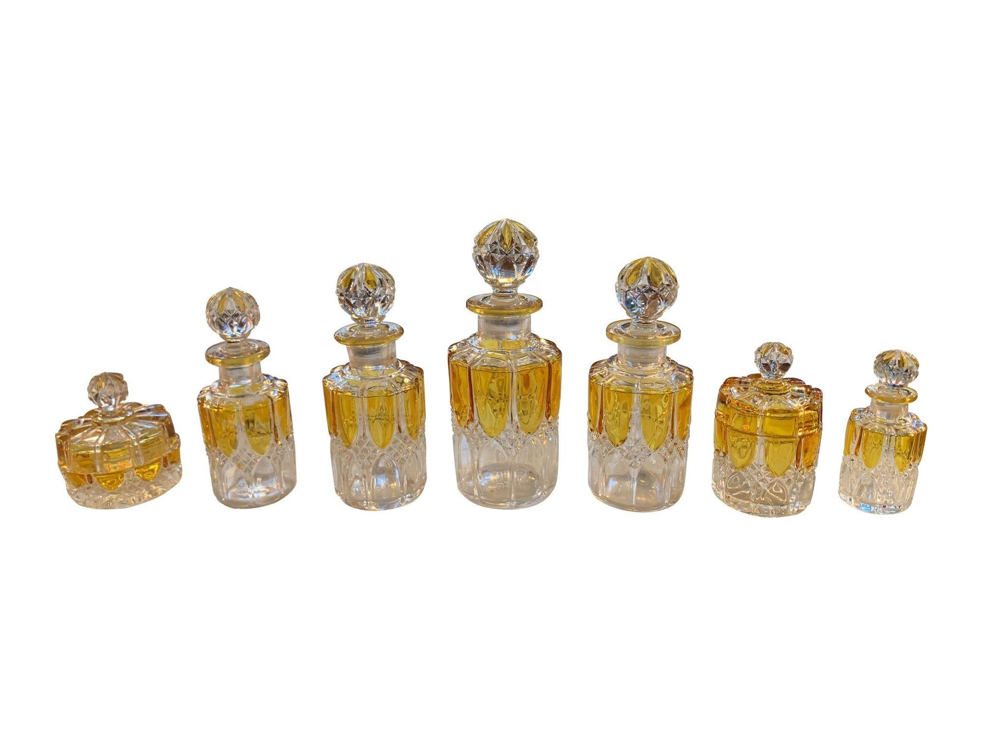 Una collezione di sette flaconi di profumo in oro di Val Sat Lambert degli anni '20. Tutte di dimensioni diverse con tappi di cristallo originali. La dimensione è quella della bottiglia più grande.