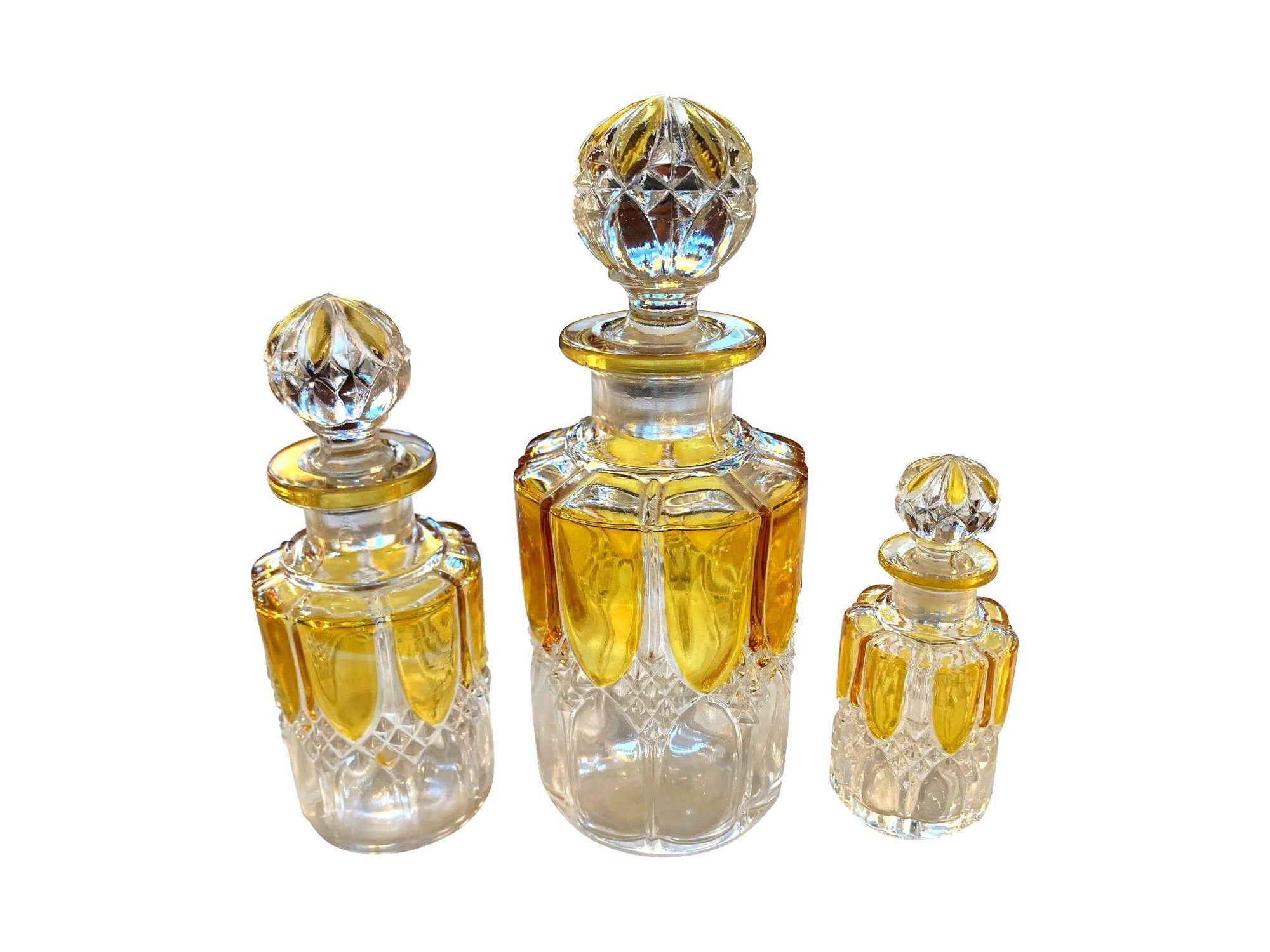 Inizio XX secolo Una collezione di sette bottiglie di profumo in oro di Val Sat Lambert degli anni '20 in vendita