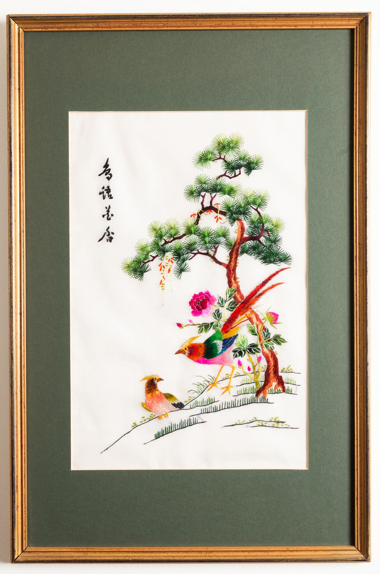 Sammlung von sechs gerahmten, bestickten, chinesischen Tafeln aus Seide, China, um 1950 im Angebot 1