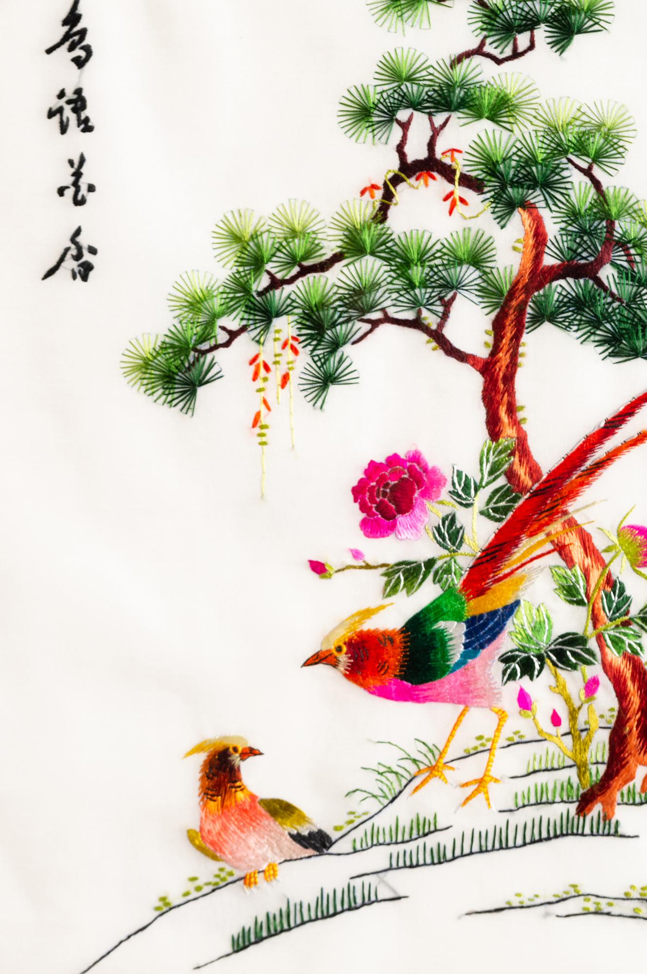 Sammlung von sechs gerahmten, bestickten, chinesischen Tafeln aus Seide, China, um 1950 im Angebot 3