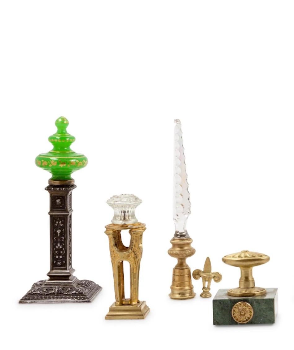 Eine Sammlung von Tischschmuck, geschliffenes Kristall, vergoldete Bronze
19. und 20. Jahrhundert, Preis pro Stück.
Höhe des höchsten Exemplars 20 1/4 Zoll.