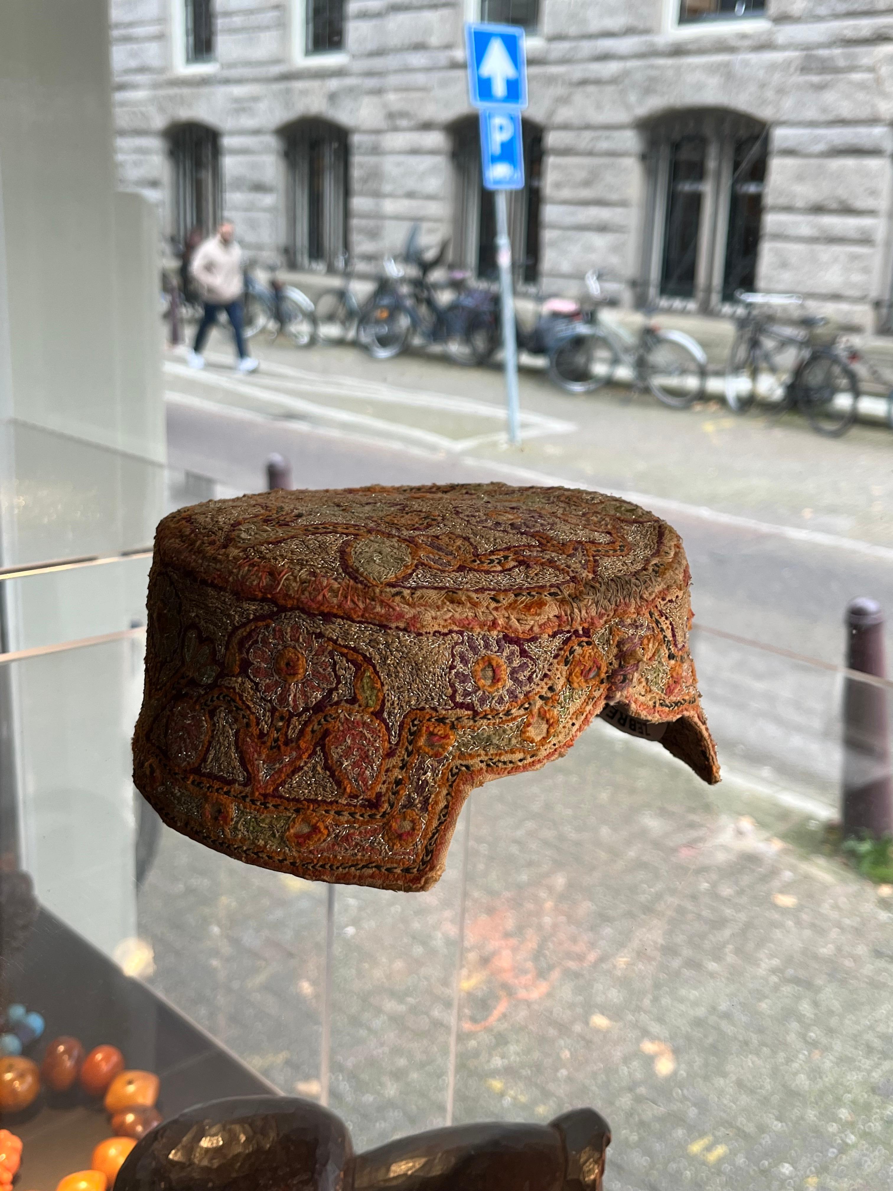 Una colección de tres sombreros afganos bordados Afgano en venta