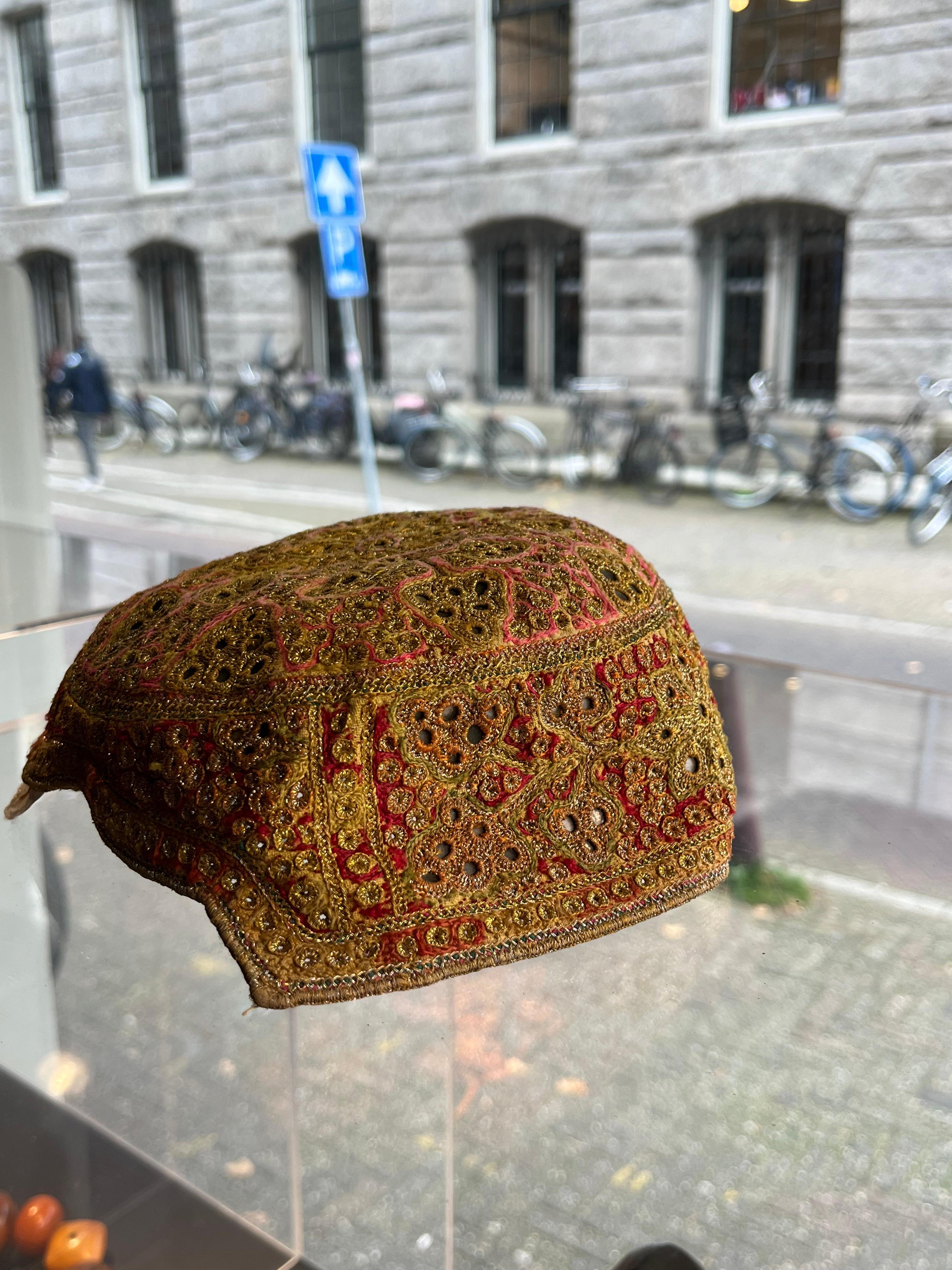Una colección de tres sombreros afganos bordados Hecho a mano en venta