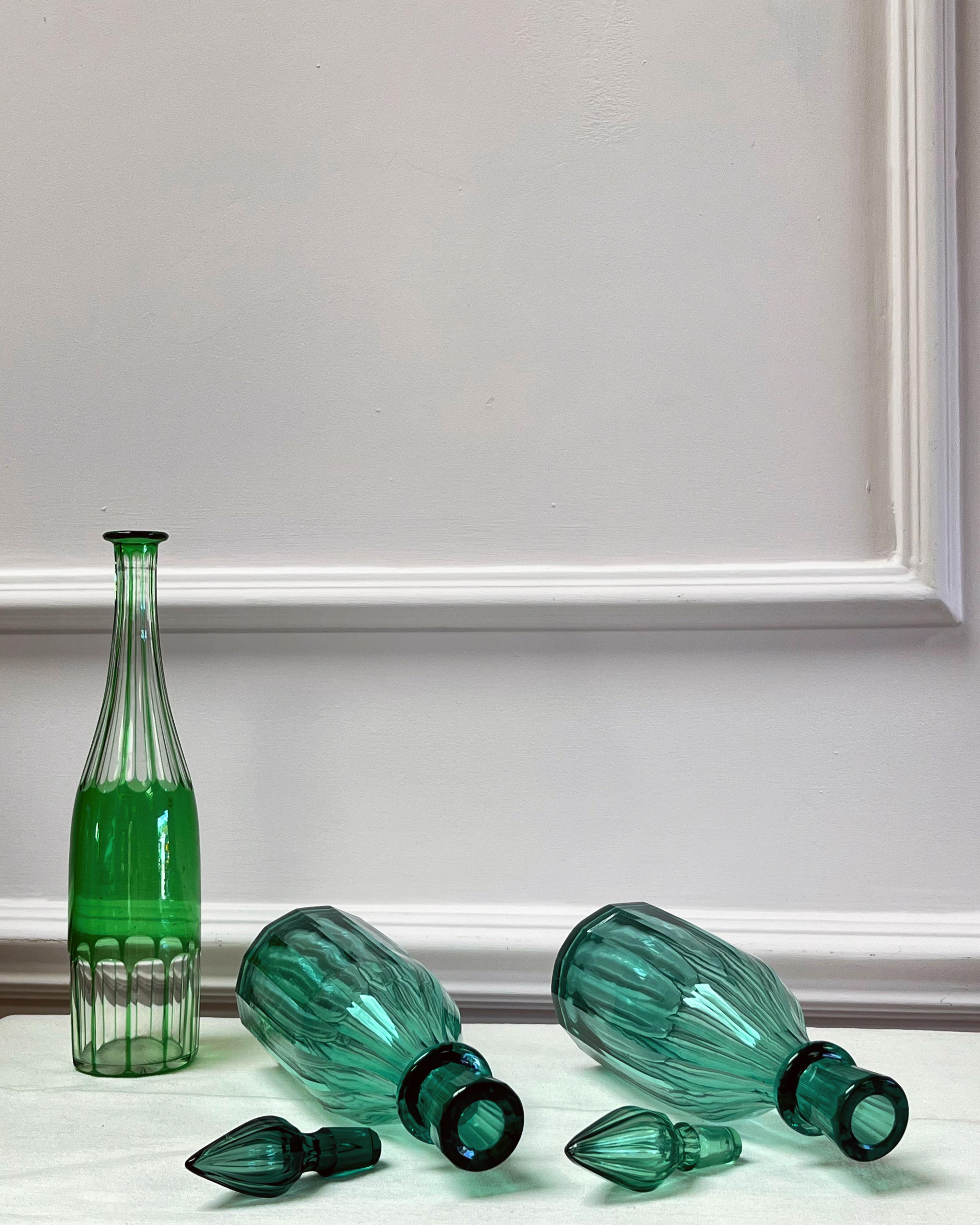Britannique Une collection de trois bouteilles d'esprit du XIXe siècle en vente