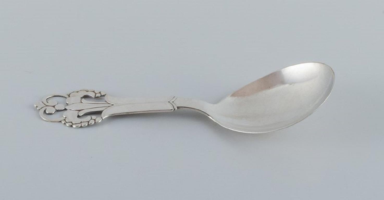 A collection of three silver spoons.
Two Danish 830/1000 spoons from the 30s/40s.
One German spoon stamped 800.
In good condition with minor signs of use.
Large spoon measures L 16.5 x D 6.0 cm.
