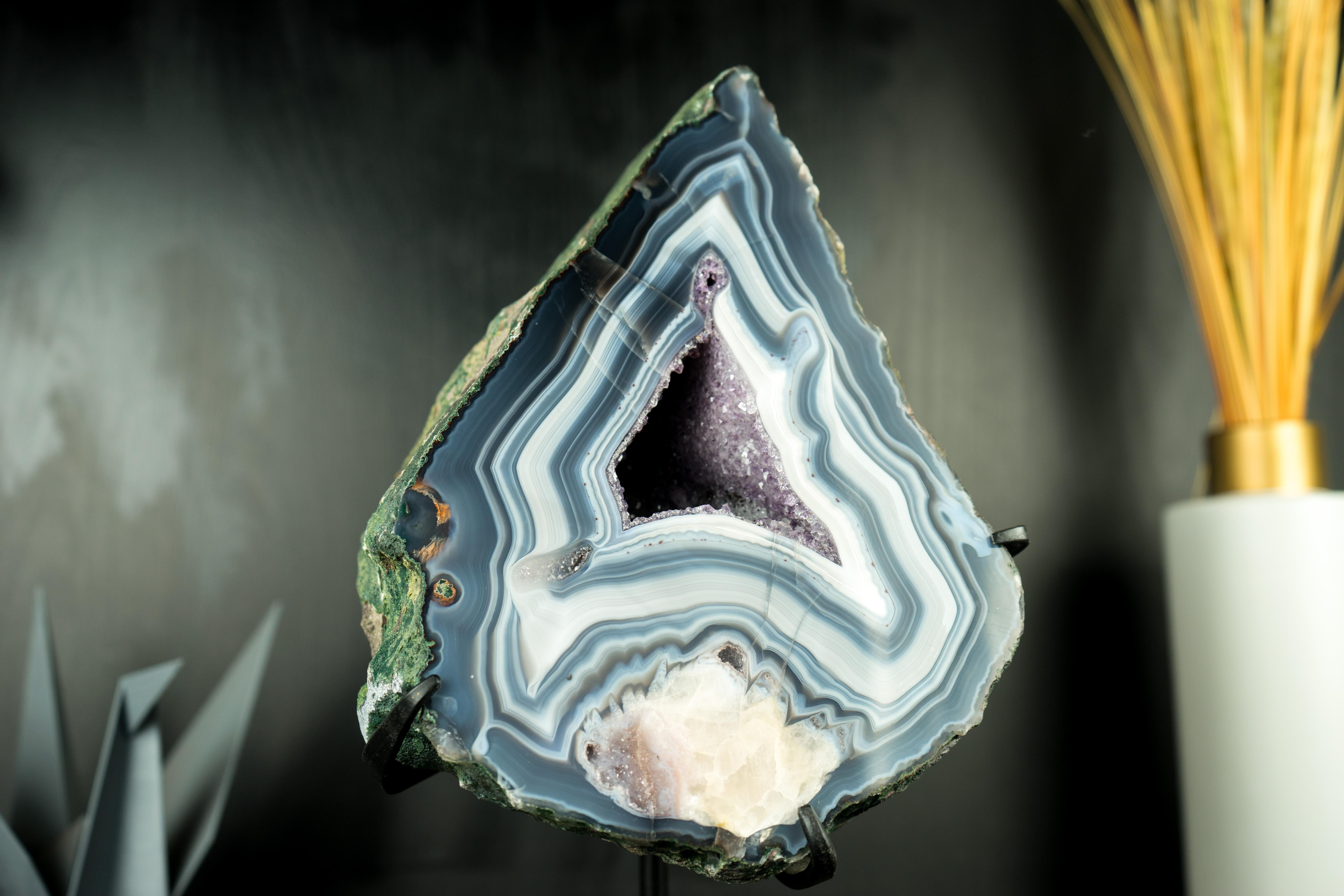 A Collectors Blue and White Lace Agate with Calcite Flower Inclusion  For Sale 5