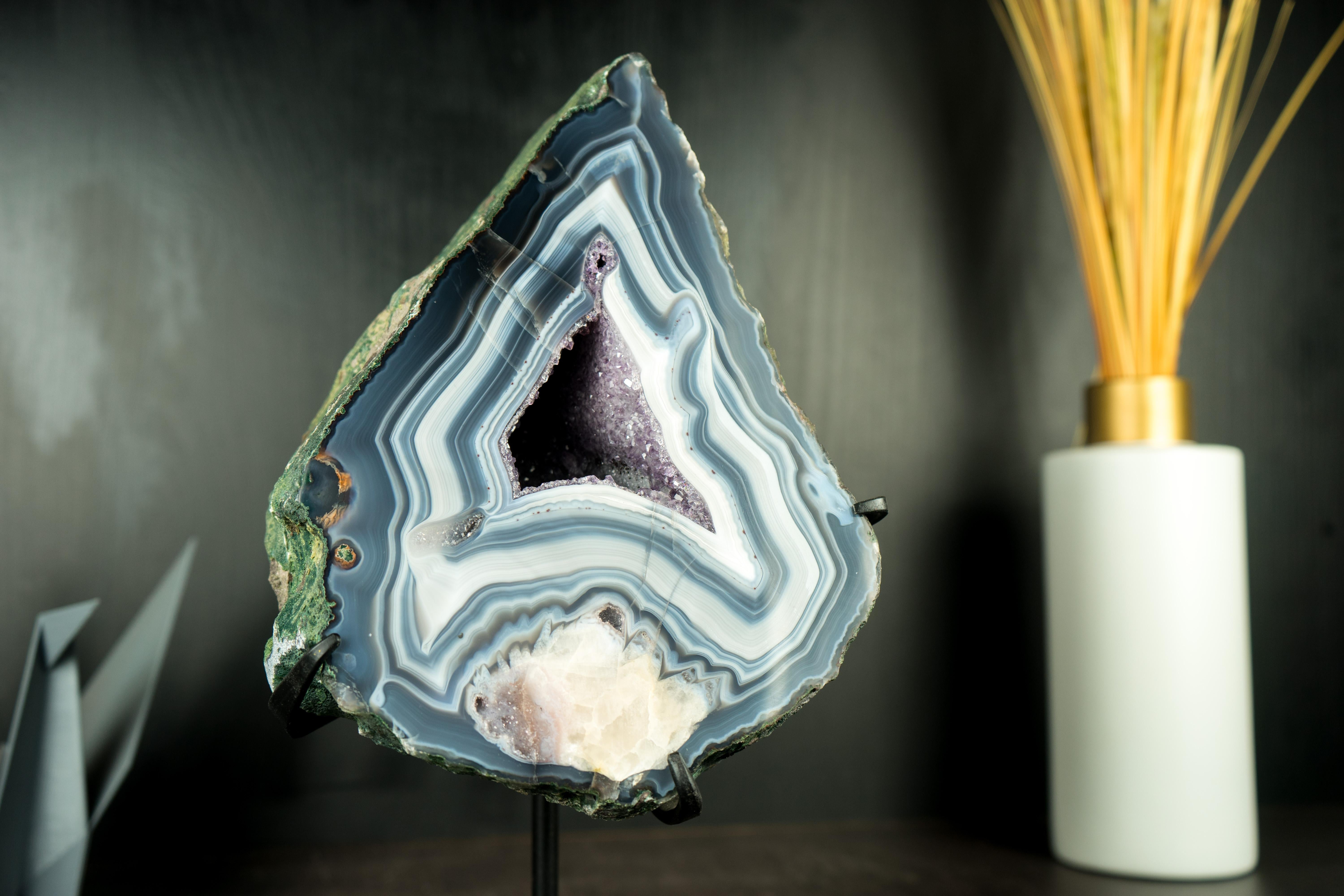 A Collectors Blue and White Lace Agate with Calcite Flower Inclusion  For Sale 6