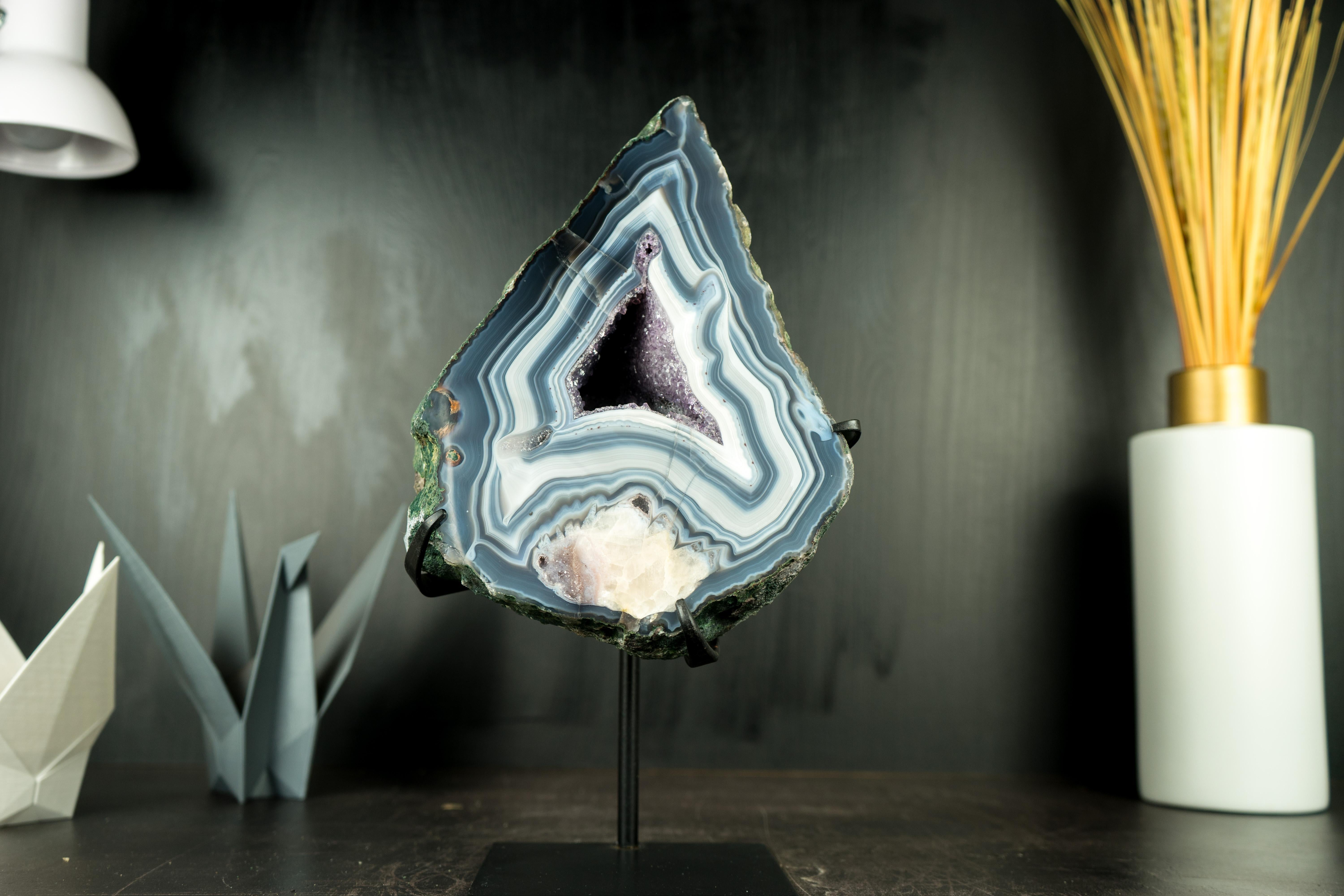 A Collectors Blue and White Lace Agate with Calcite Flower Inclusion  For Sale 7