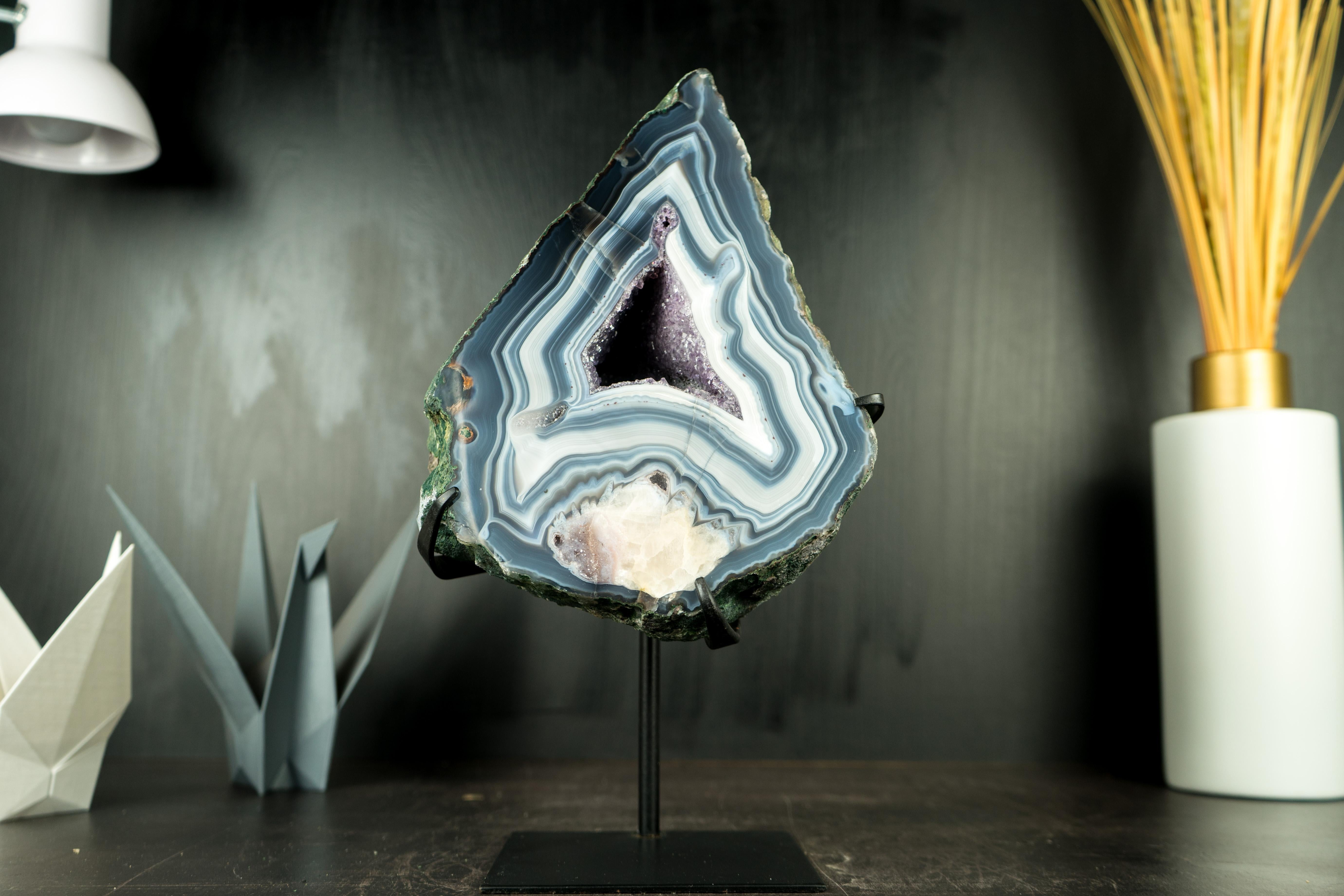 A Collectors Blue and White Lace Agate with Calcite Flower Inclusion  For Sale 8