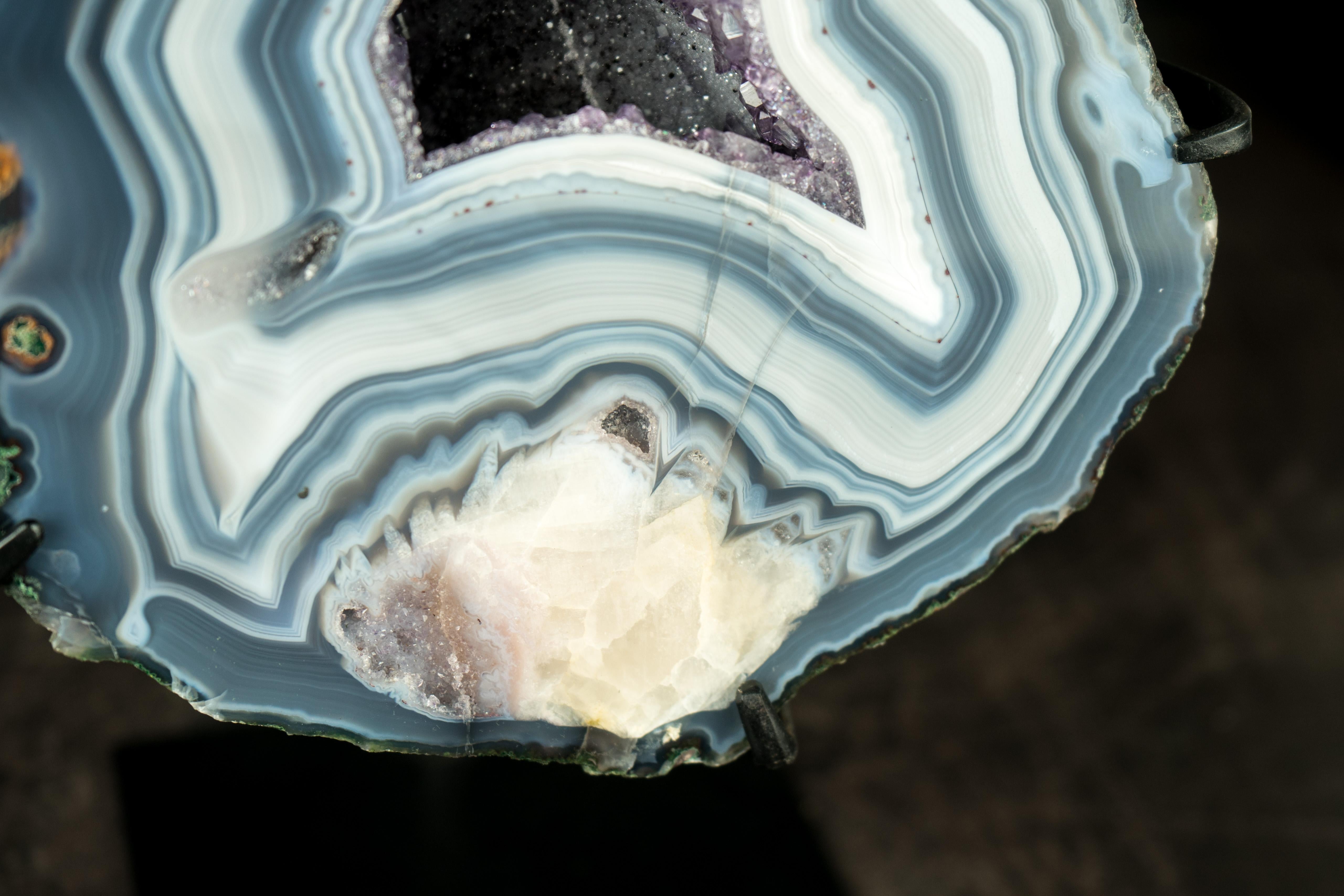 A Collectors Blue and White Lace Agate with Calcite Flower Inclusion  For Sale 9