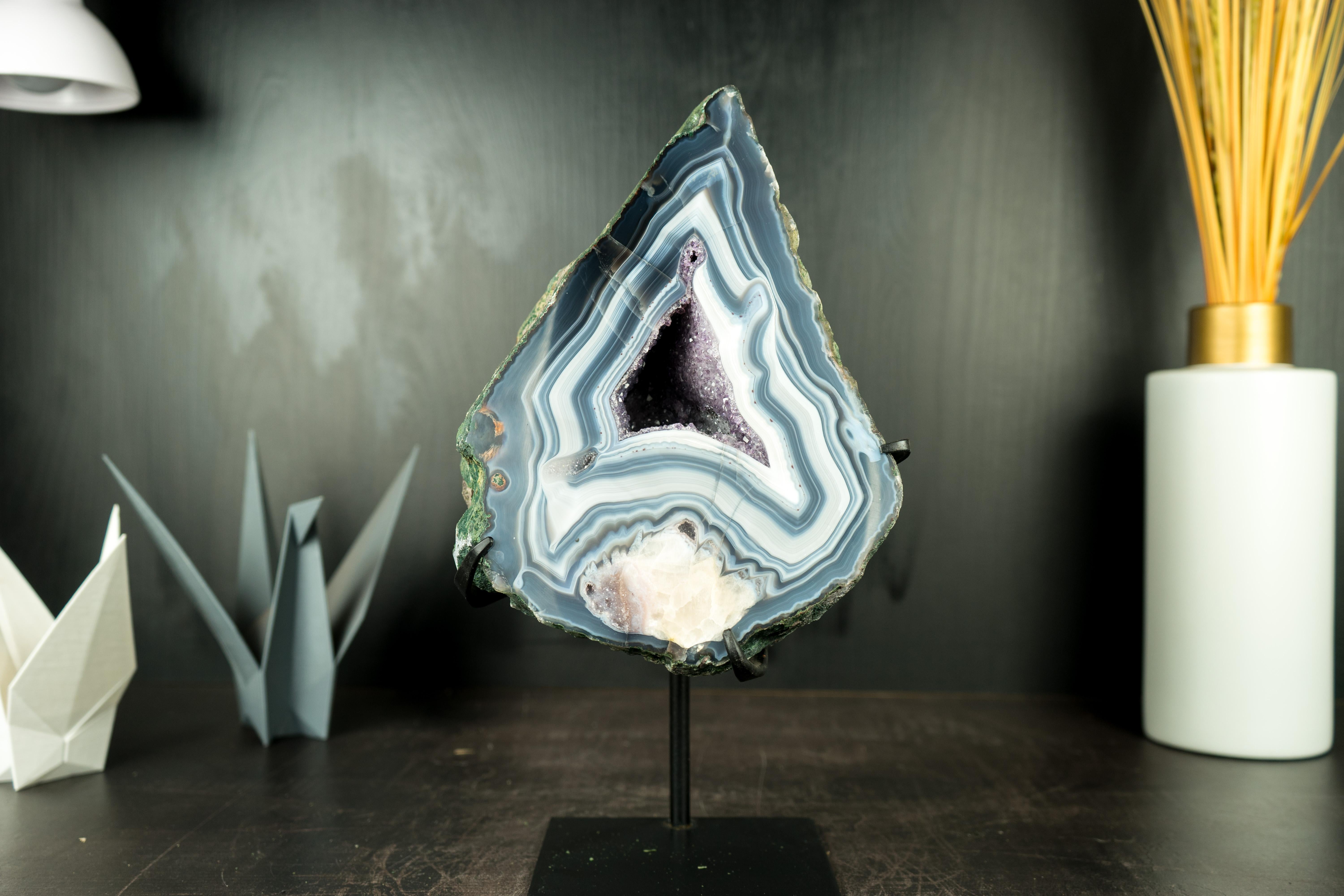 A Collectors Blue and White Lace Agate with Calcite Flower Inclusion  For Sale 11