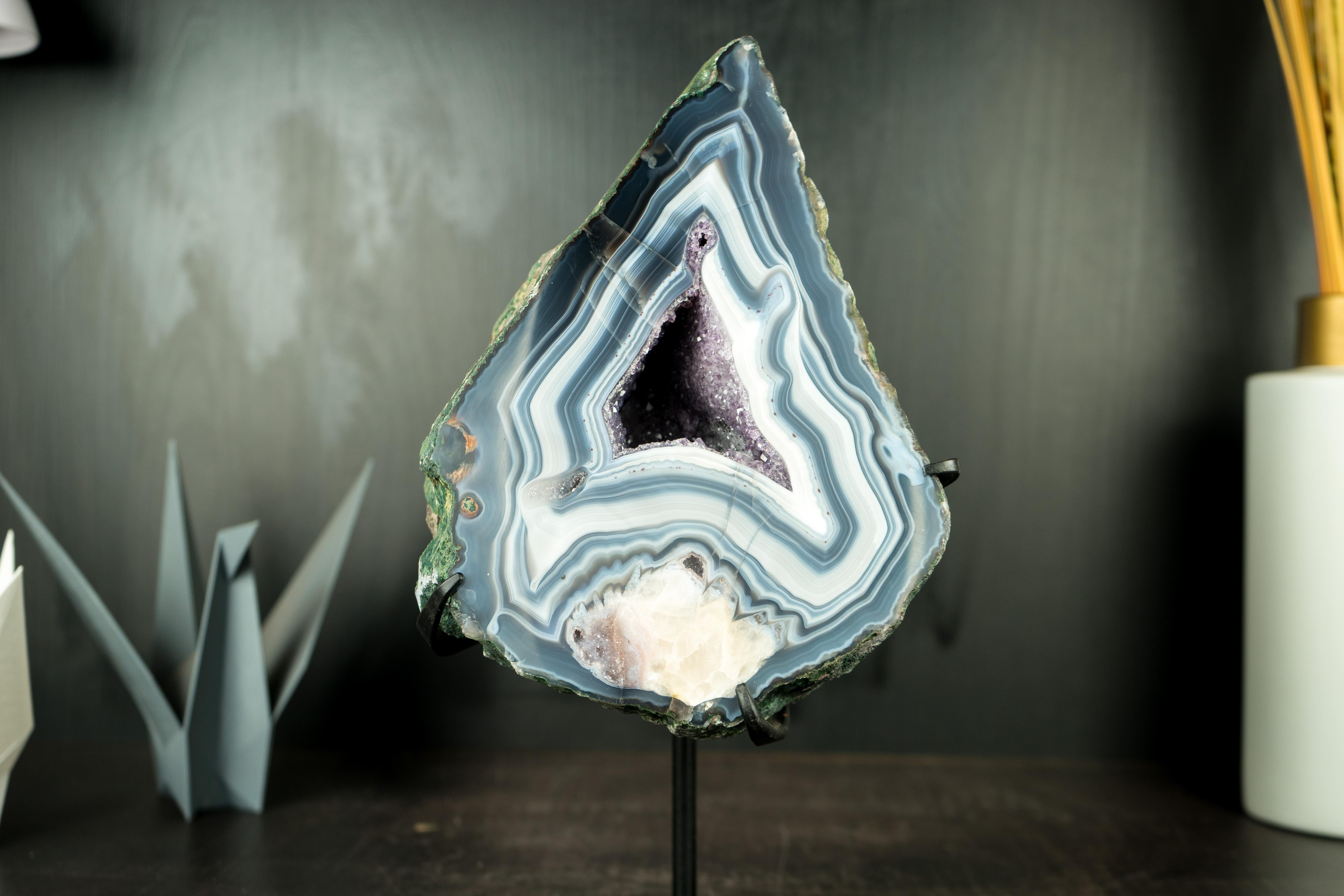 A Collectors Blue and White Lace Agate with Calcite Flower Inclusion  For Sale 12