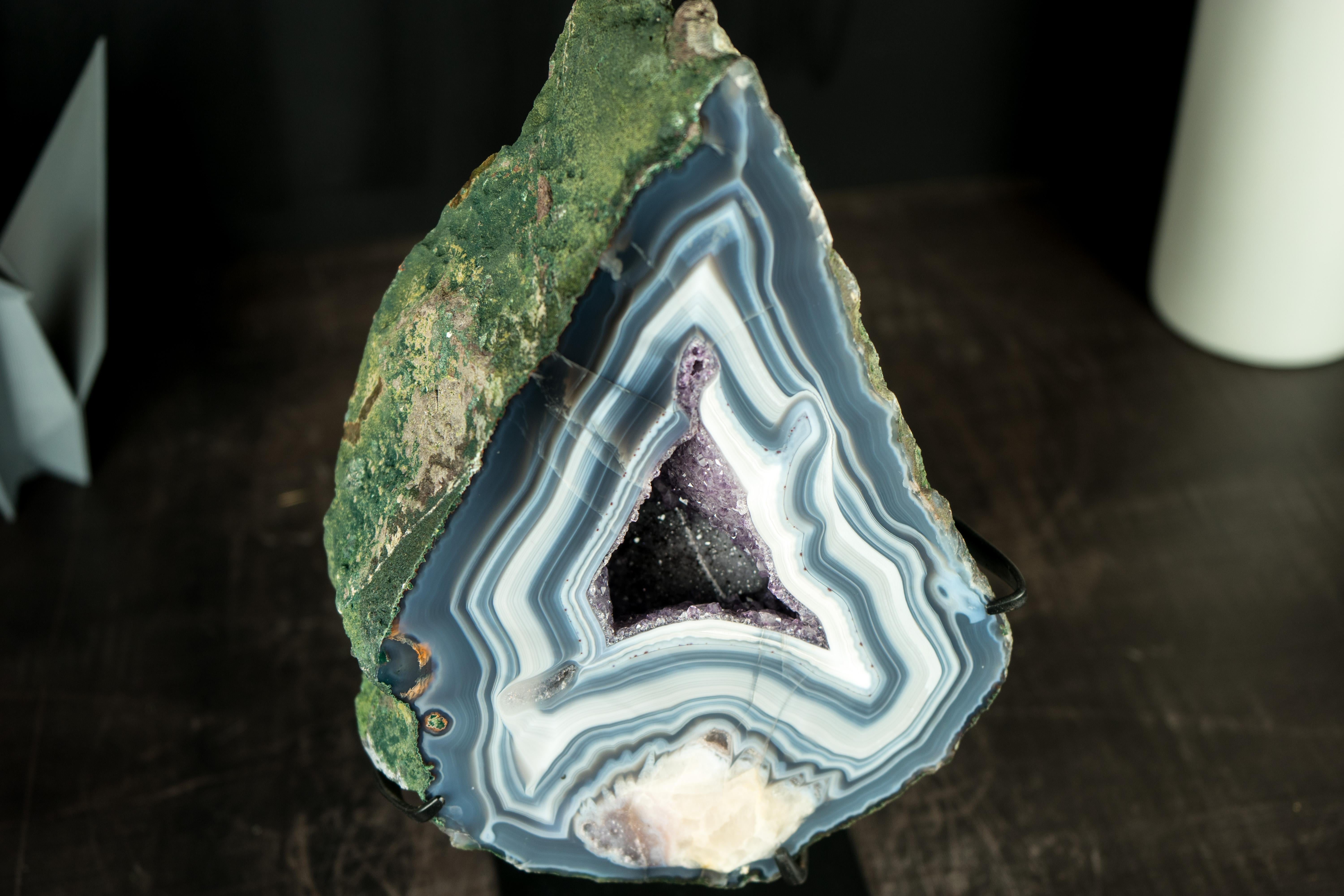 A Collectors Blue and White Lace Agate with Calcite Flower Inclusion  For Sale 13