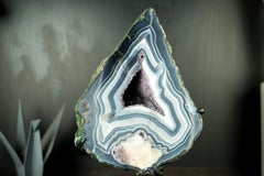 Sammlerstücke aus blauem und weißem Spitzenadel mit Calcite-Blumeneinschluss
