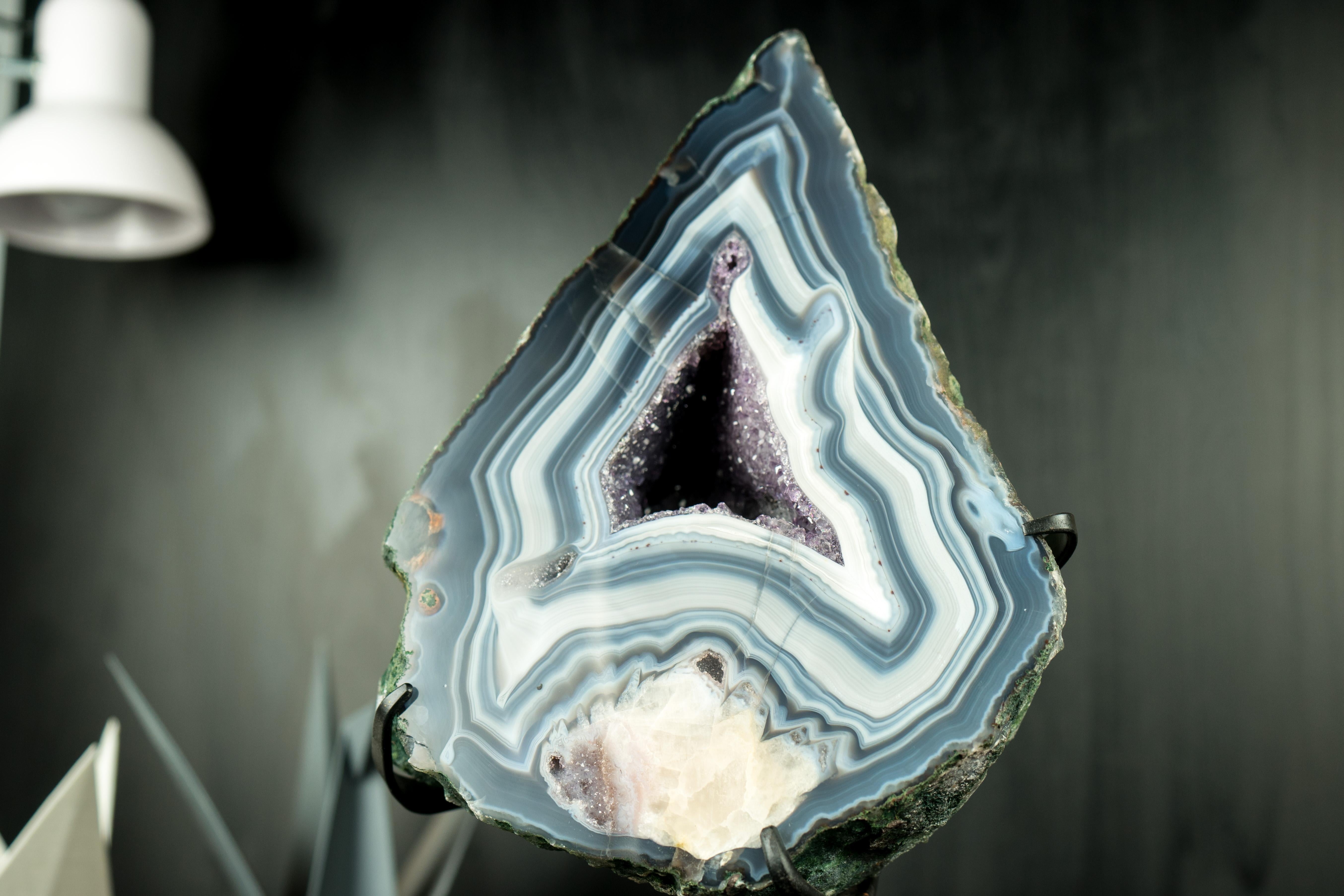 A Collectors Blue and White Lace Agate with Calcite Flower Inclusion  For Sale 2